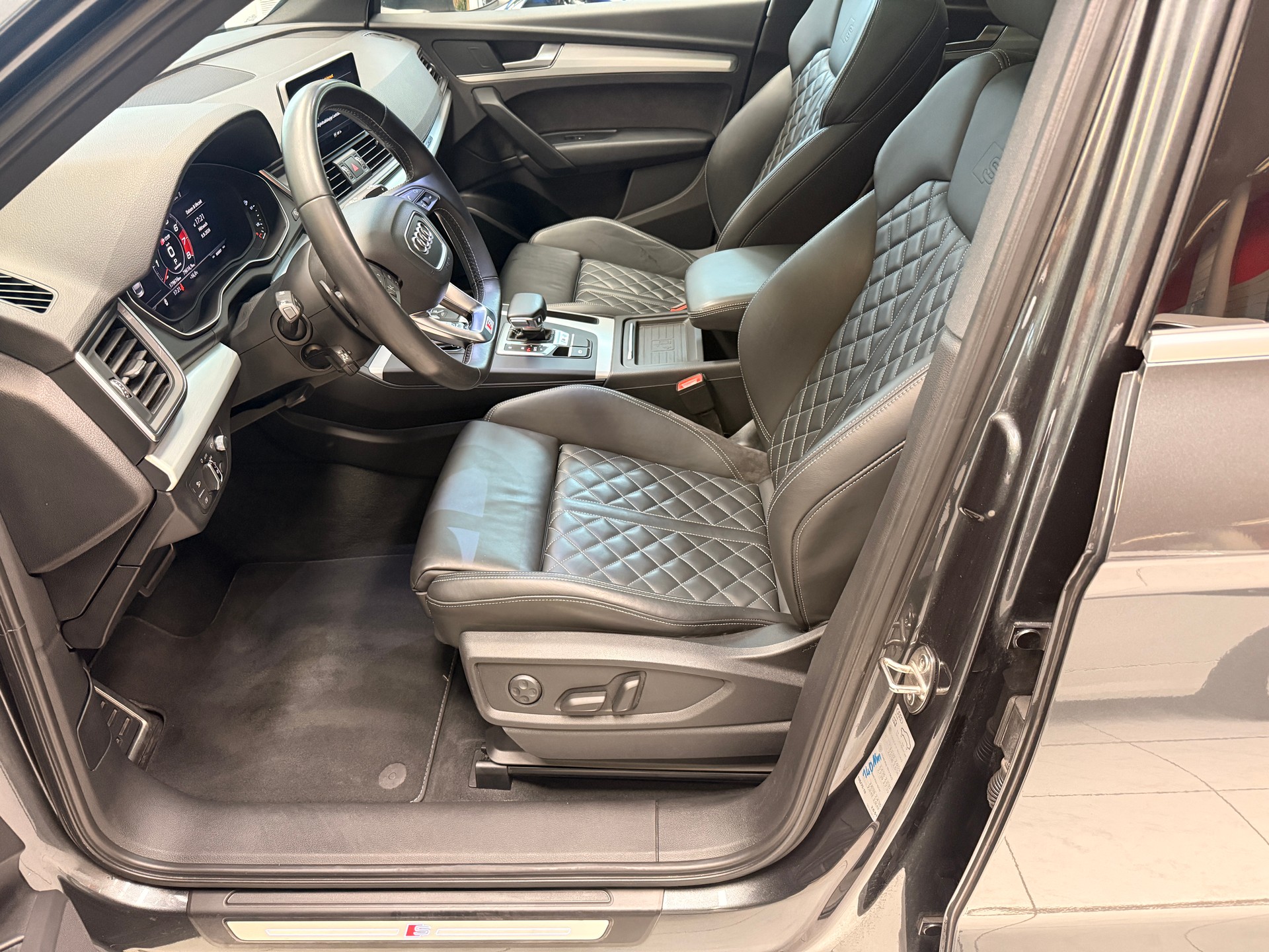 AUDI SQ5 3.0 V6 TFSI !! Standheizung & Anhängerkupplung !! quattro T-Tronic-image-4