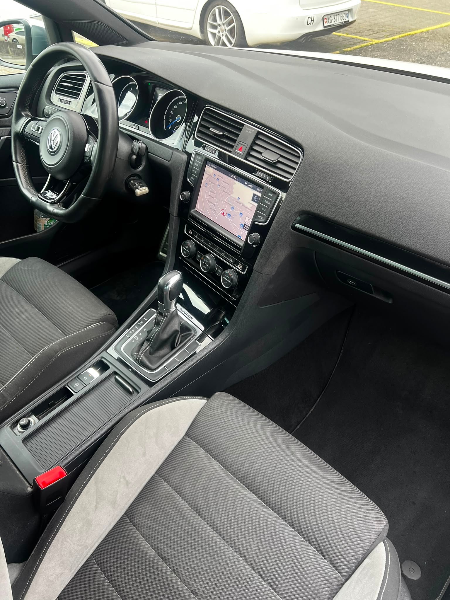 VW Golf 2.0 TSI R 4Motion DSG-image-9
