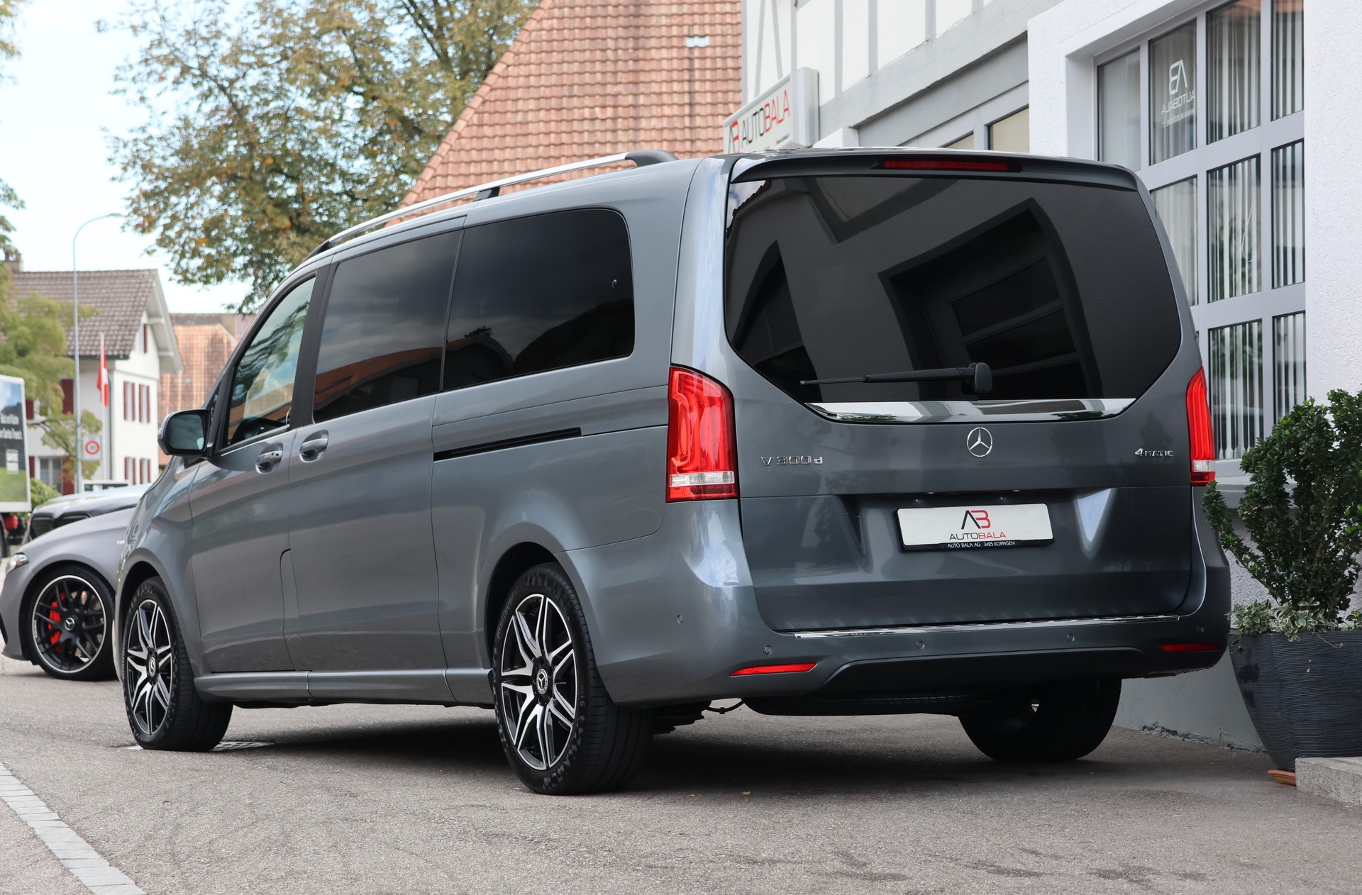 MERCEDES-BENZ V 300 d extralang Avantgarde 4Matic 9G-Tronic (CH)-image-2