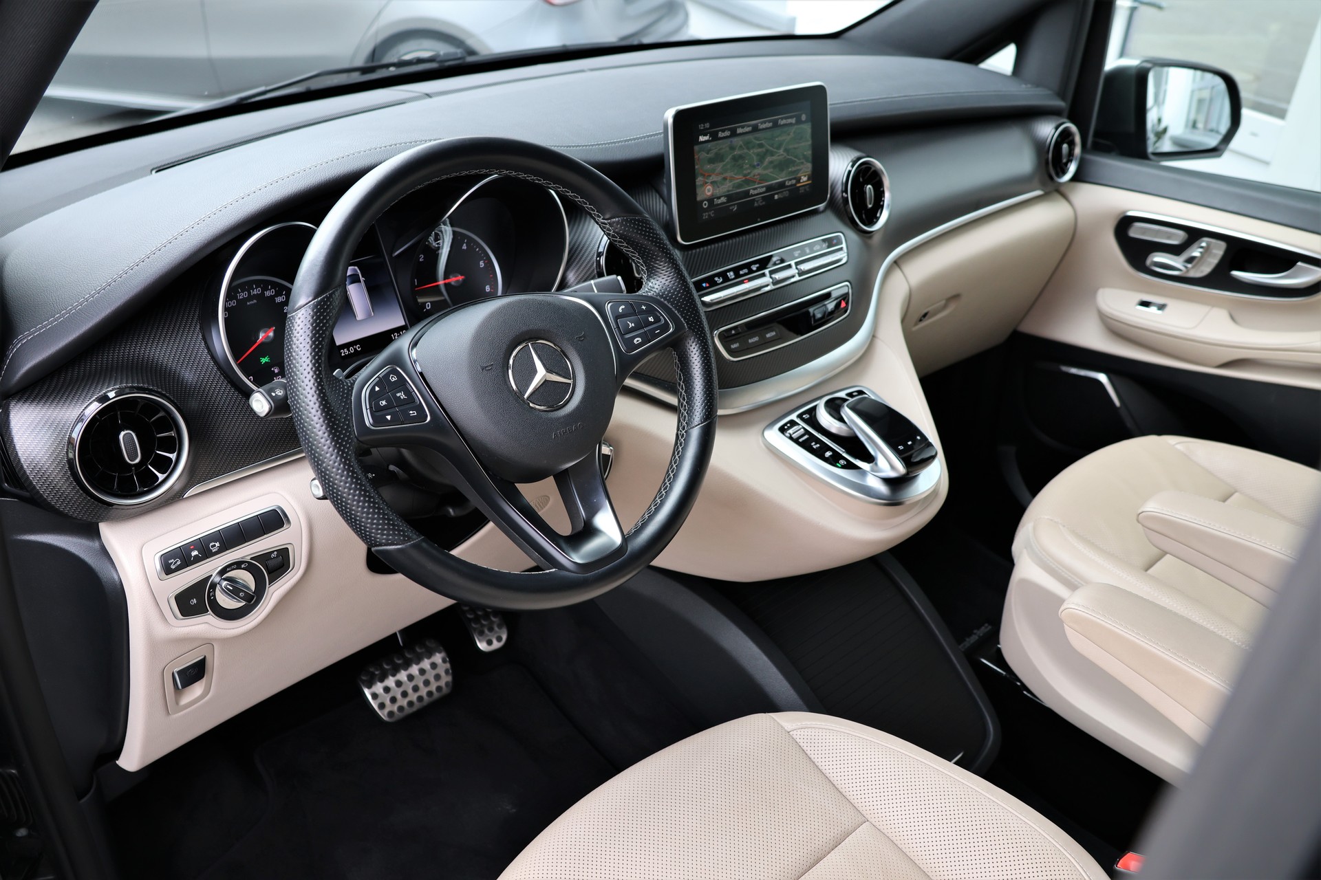 MERCEDES-BENZ V 300 d extralang Avantgarde 4Matic 9G-Tronic (CH)-image-9