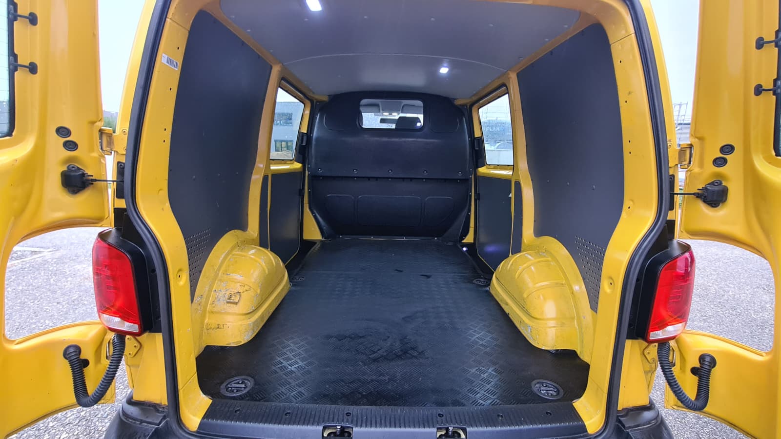 VW T6.1 2.0 TDI 4Motion DSG ** 3-Plätzer ** PDC V+H ** Anh-Kupplung ** Klimaanlage ** Frisch Ab MFK & Service **-image-11