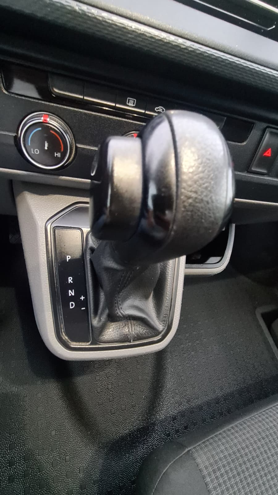 VW T6.1 2.0 TDI 4Motion DSG ** 3-Plätzer ** PDC V+H ** Anh-Kupplung ** Klimaanlage ** Frisch Ab MFK & Service **-image-15