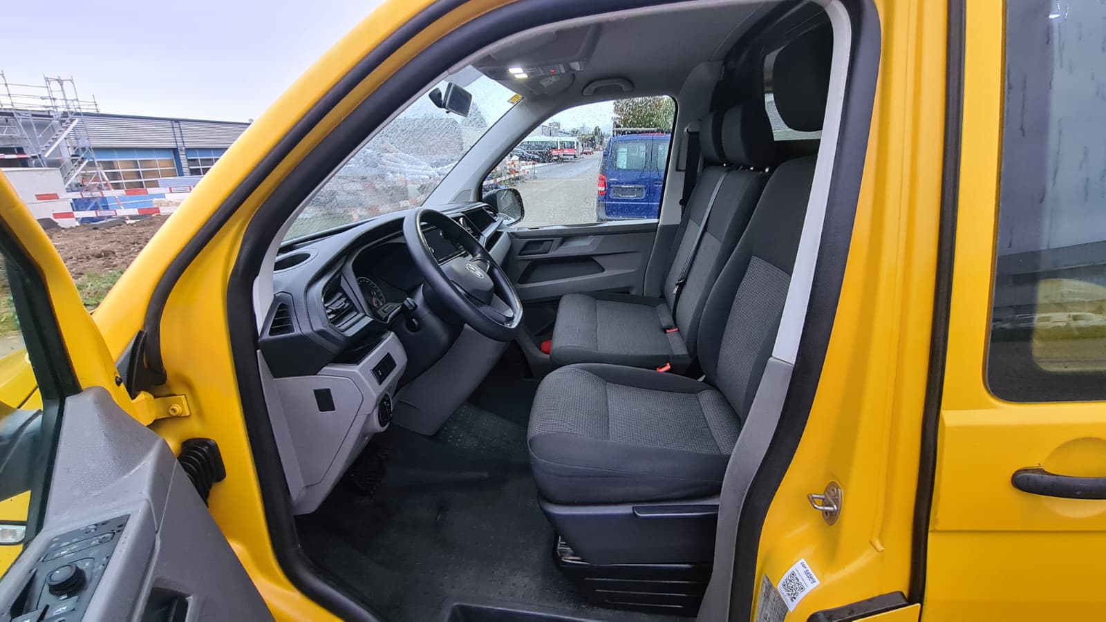 VW T6.1 2.0 TDI 4Motion DSG ** 3-Plätzer ** PDC V+H ** Anh-Kupplung ** Klimaanlage ** Frisch Ab MFK & Service **-image-18