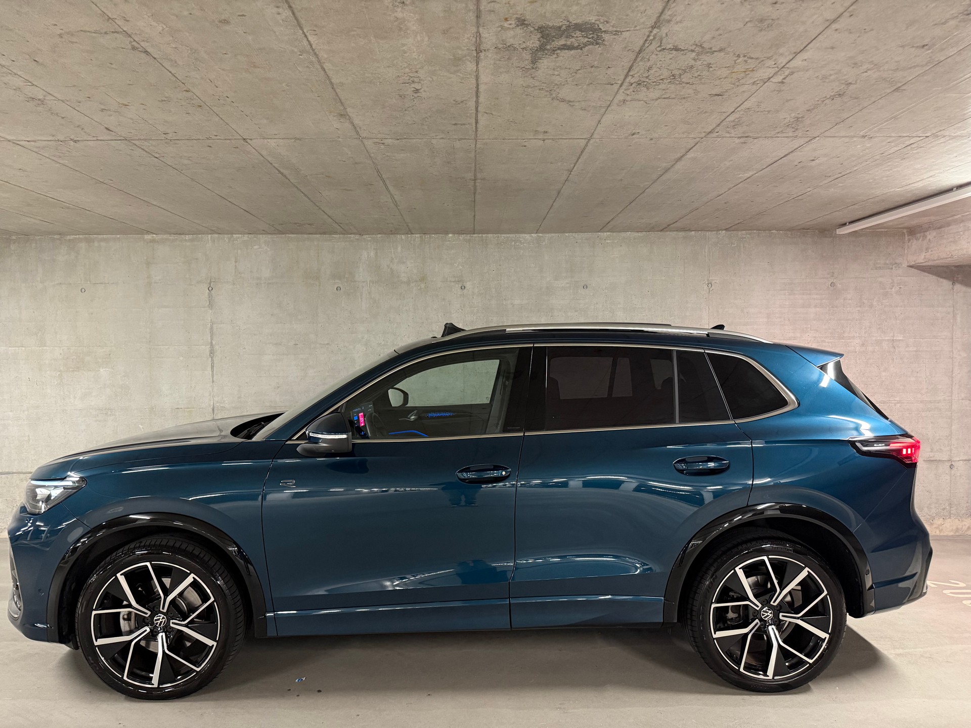 VW Tiguan 2.0 TSI R-Line DSG 4motion-image-2