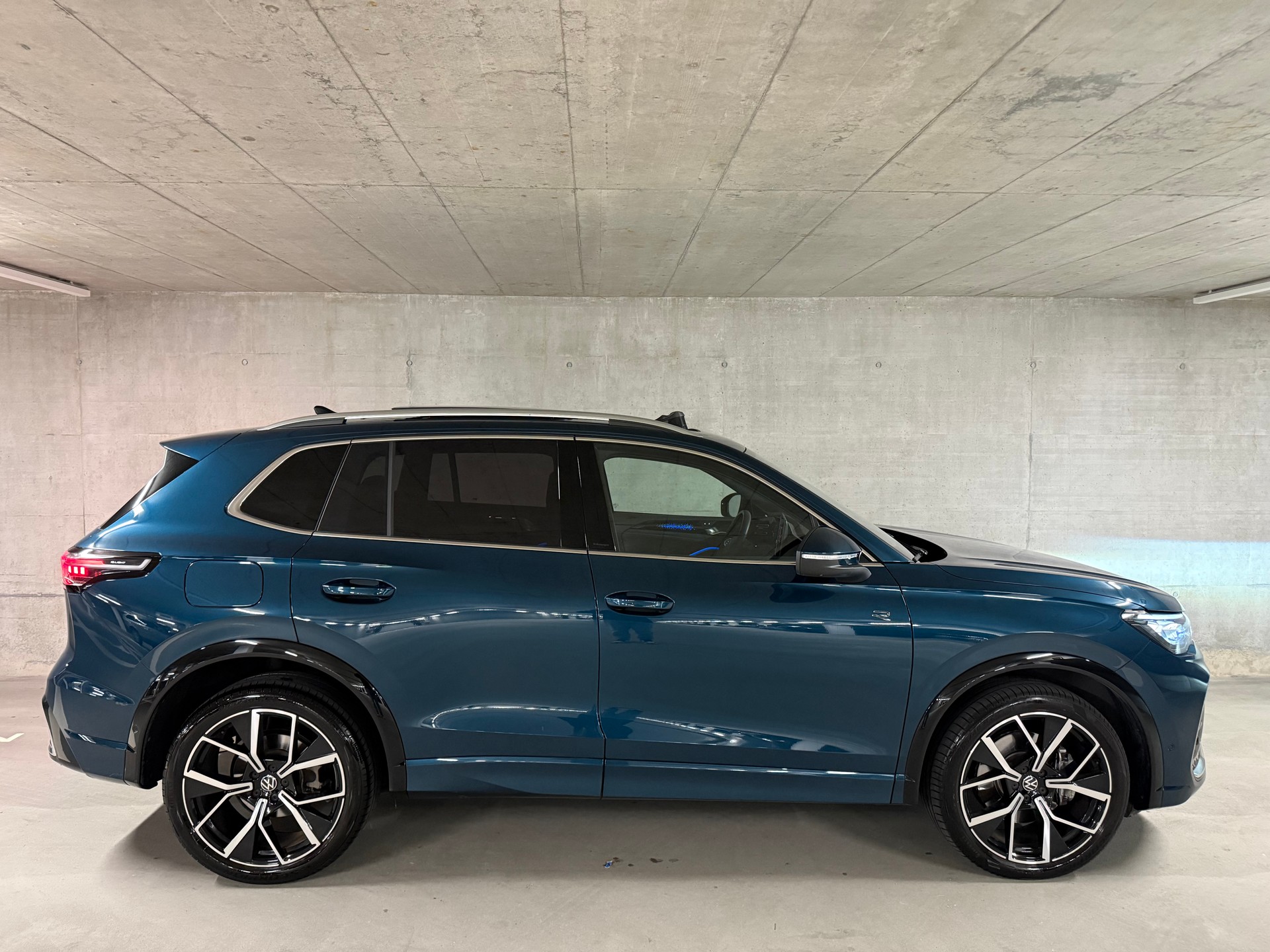 VW Tiguan 2.0 TSI R-Line DSG 4motion-image-3