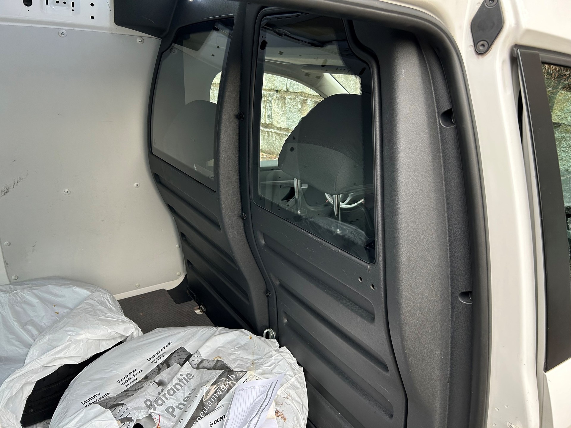 VW Caddy Maxi 2.0TDI BlueMotion Technology-image-8