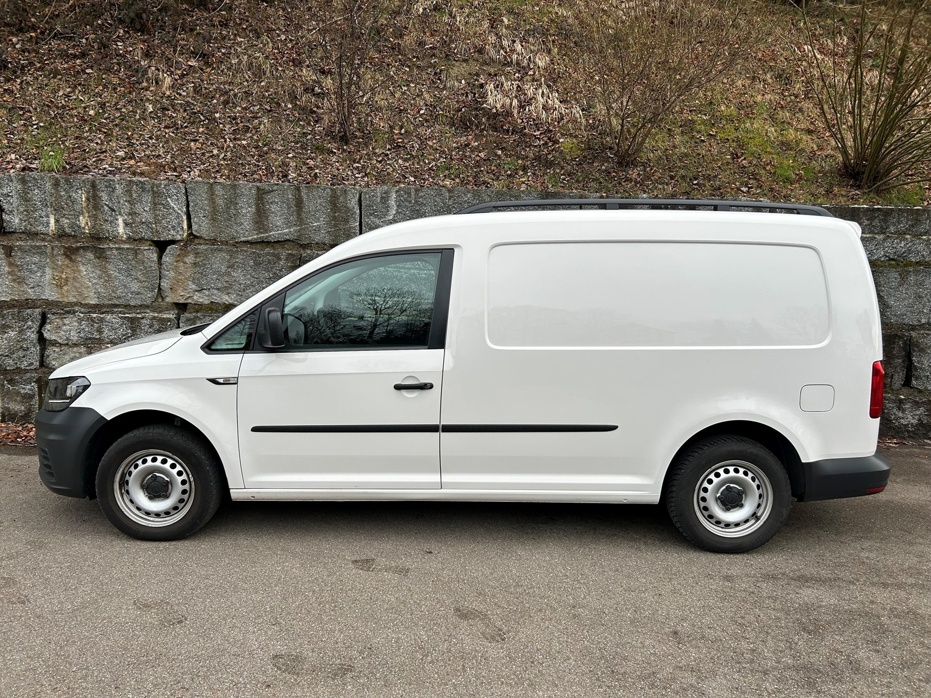VW Caddy Maxi 2.0TDI BlueMotion Technology-image-3