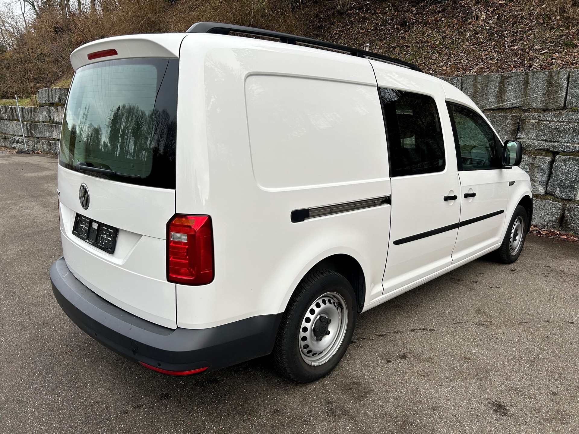 VW Caddy Maxi 2.0TDI BlueMotion Technology-image-5