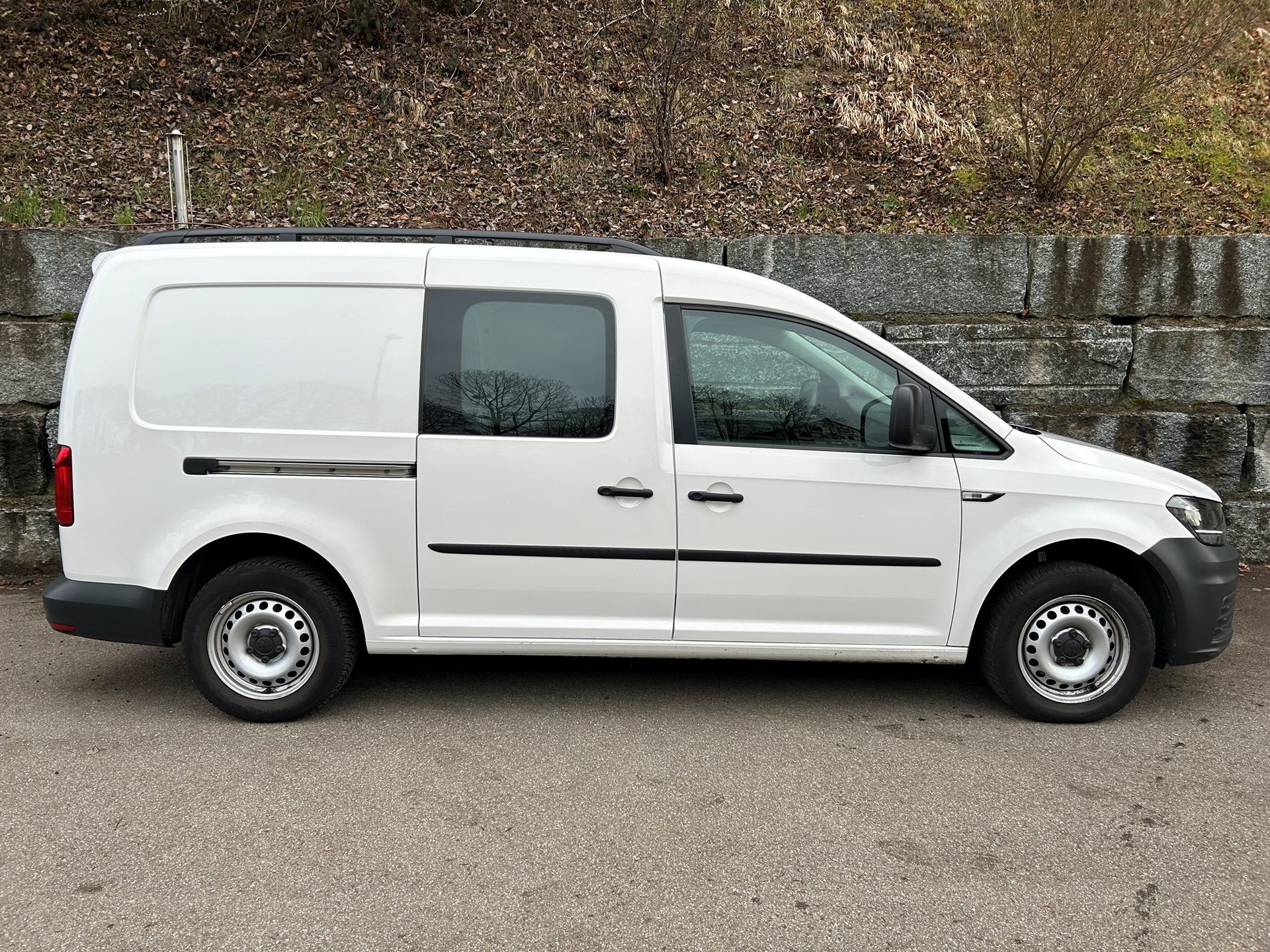 VW Caddy Maxi 2.0TDI BlueMotion Technology-image-2