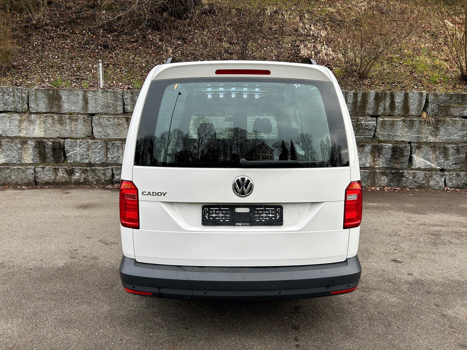 VW Caddy Maxi 2.0TDI BlueMotion Technology-image-11