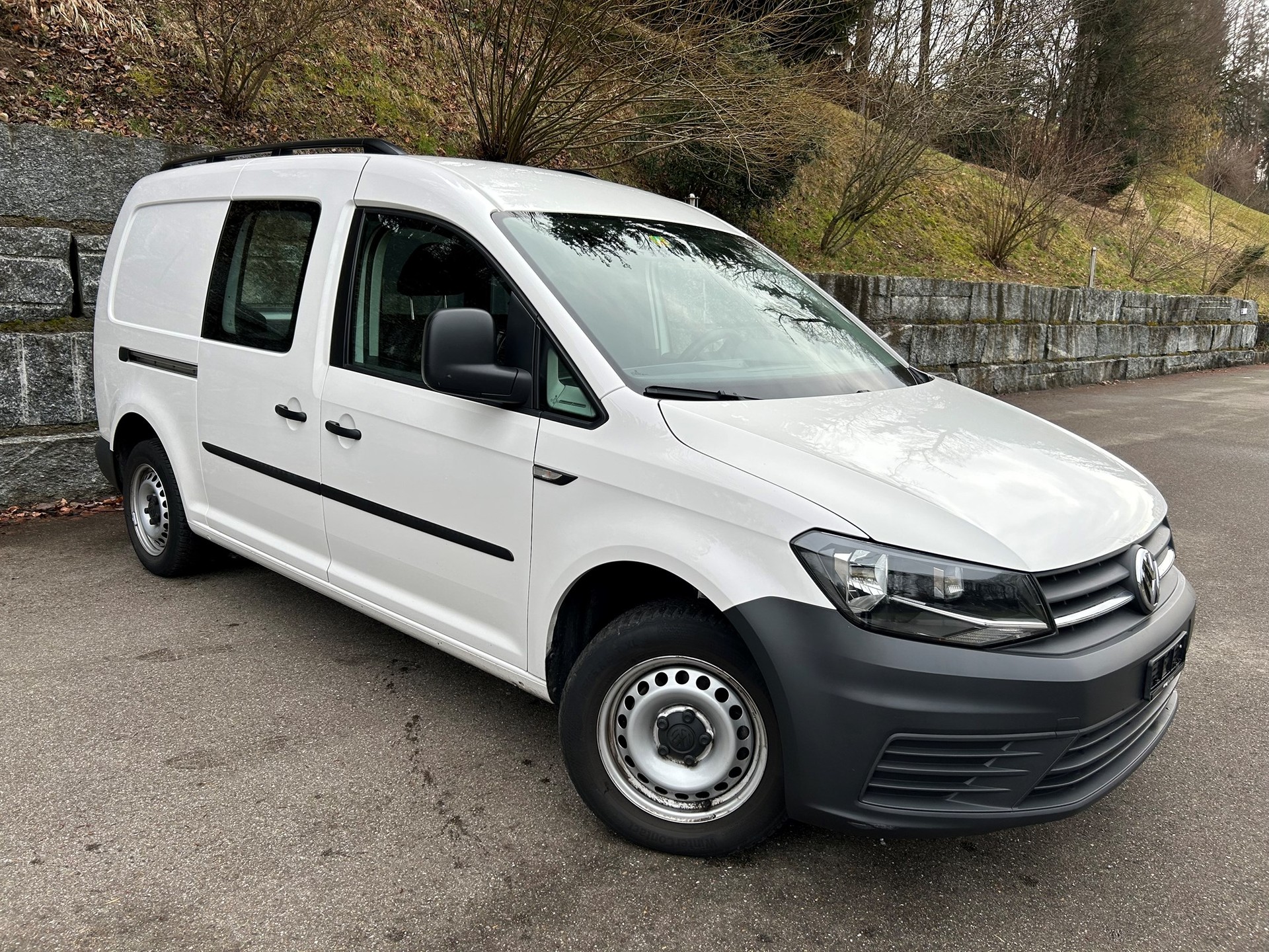 VW Caddy Maxi 2.0TDI BlueMotion Technology-image-1