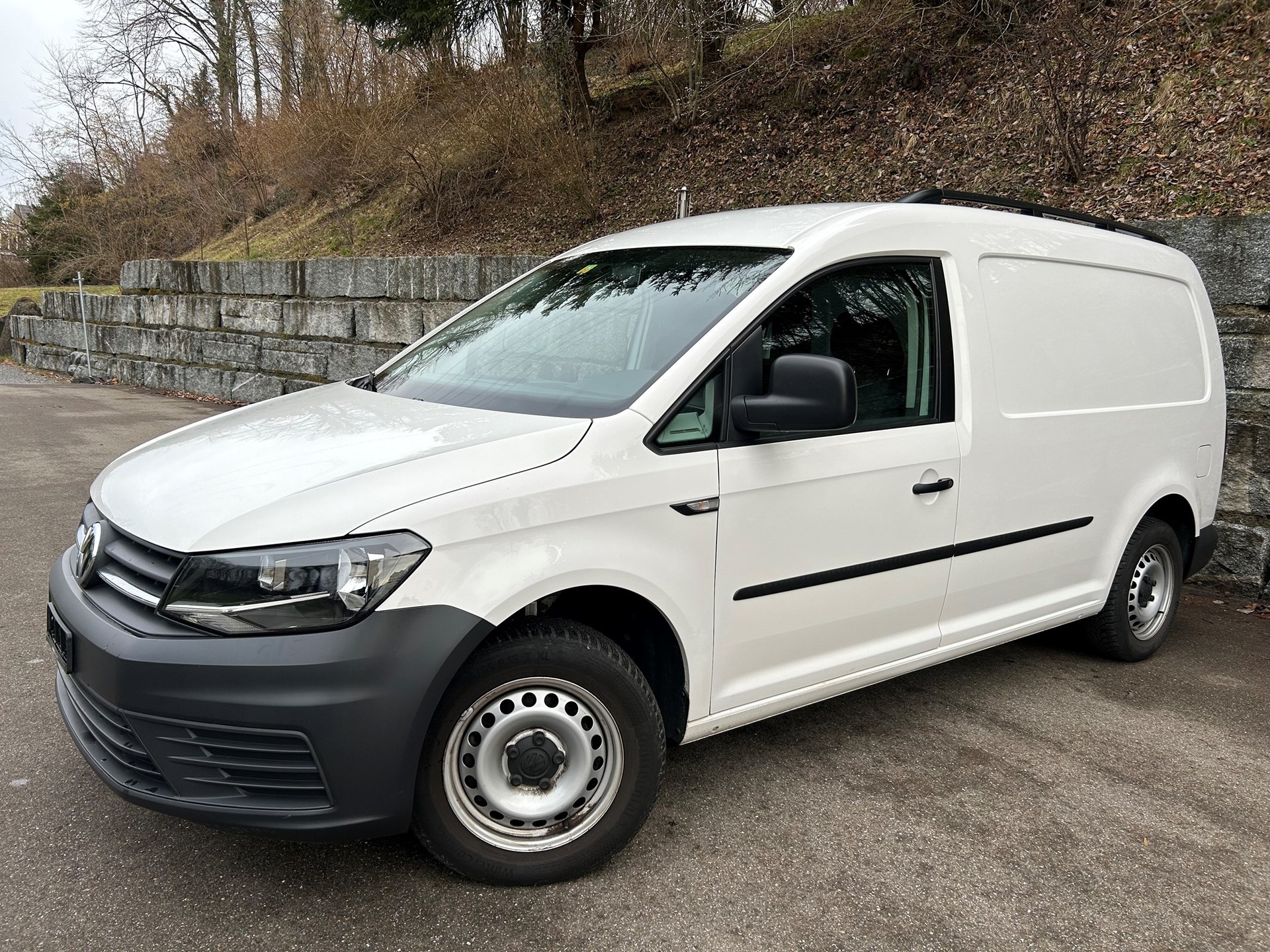 VW Caddy Maxi 2.0TDI BlueMotion Technology-image-0