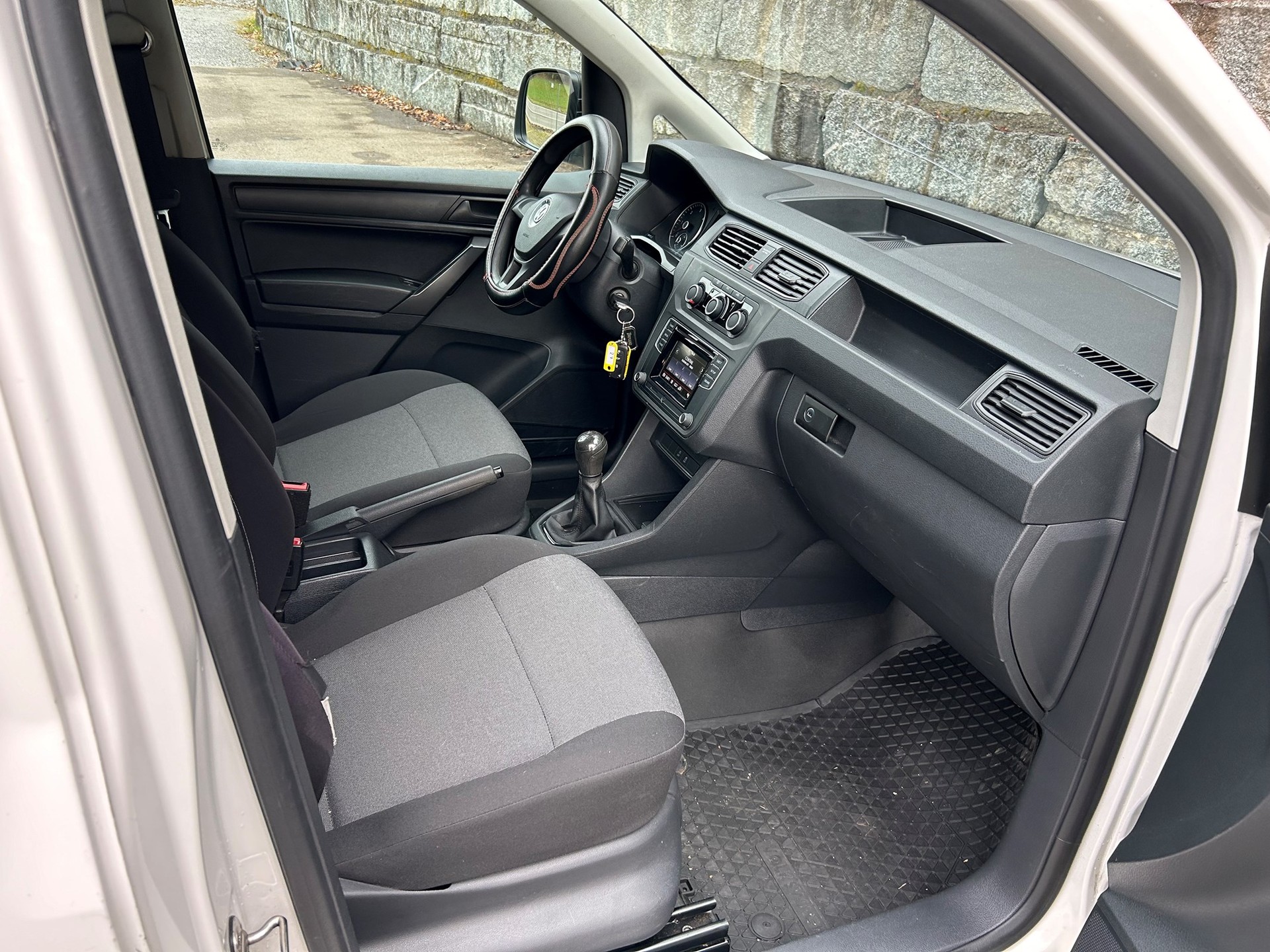 VW Caddy Maxi 2.0TDI BlueMotion Technology-image-6