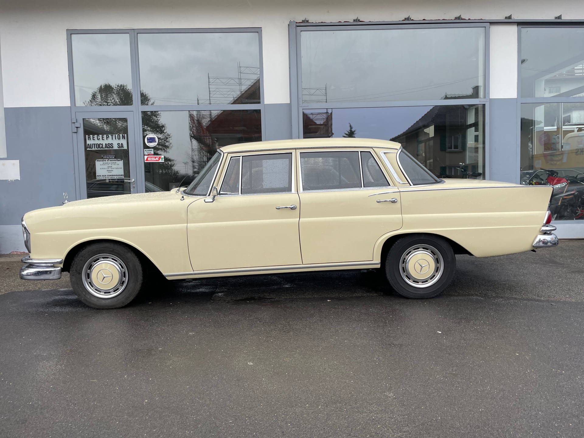 MERCEDES-BENZ 220 SE-showroom-element-1