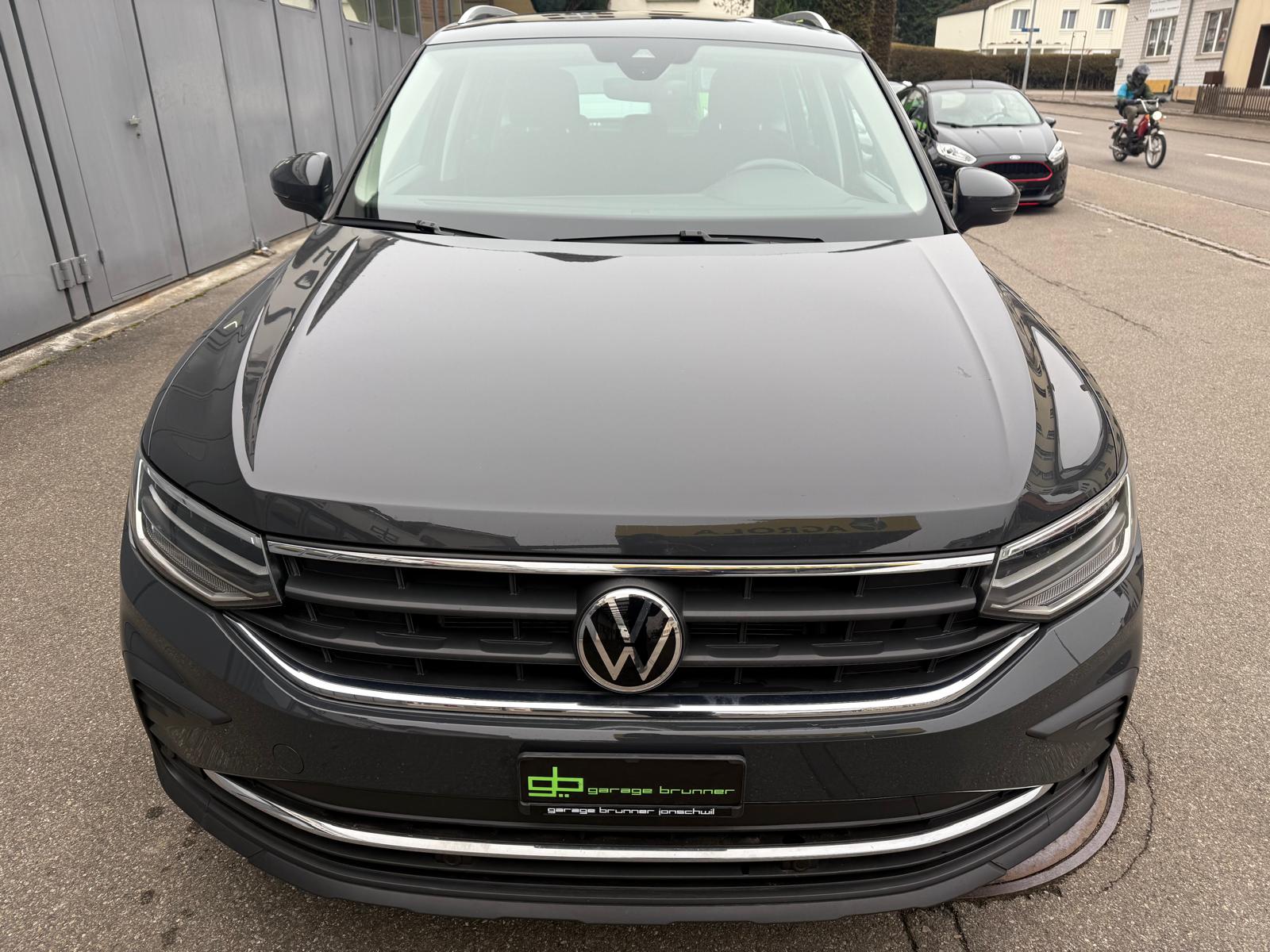 VW Tiguan 2.0 TDI SCR Life 4Motion DSG-image-3