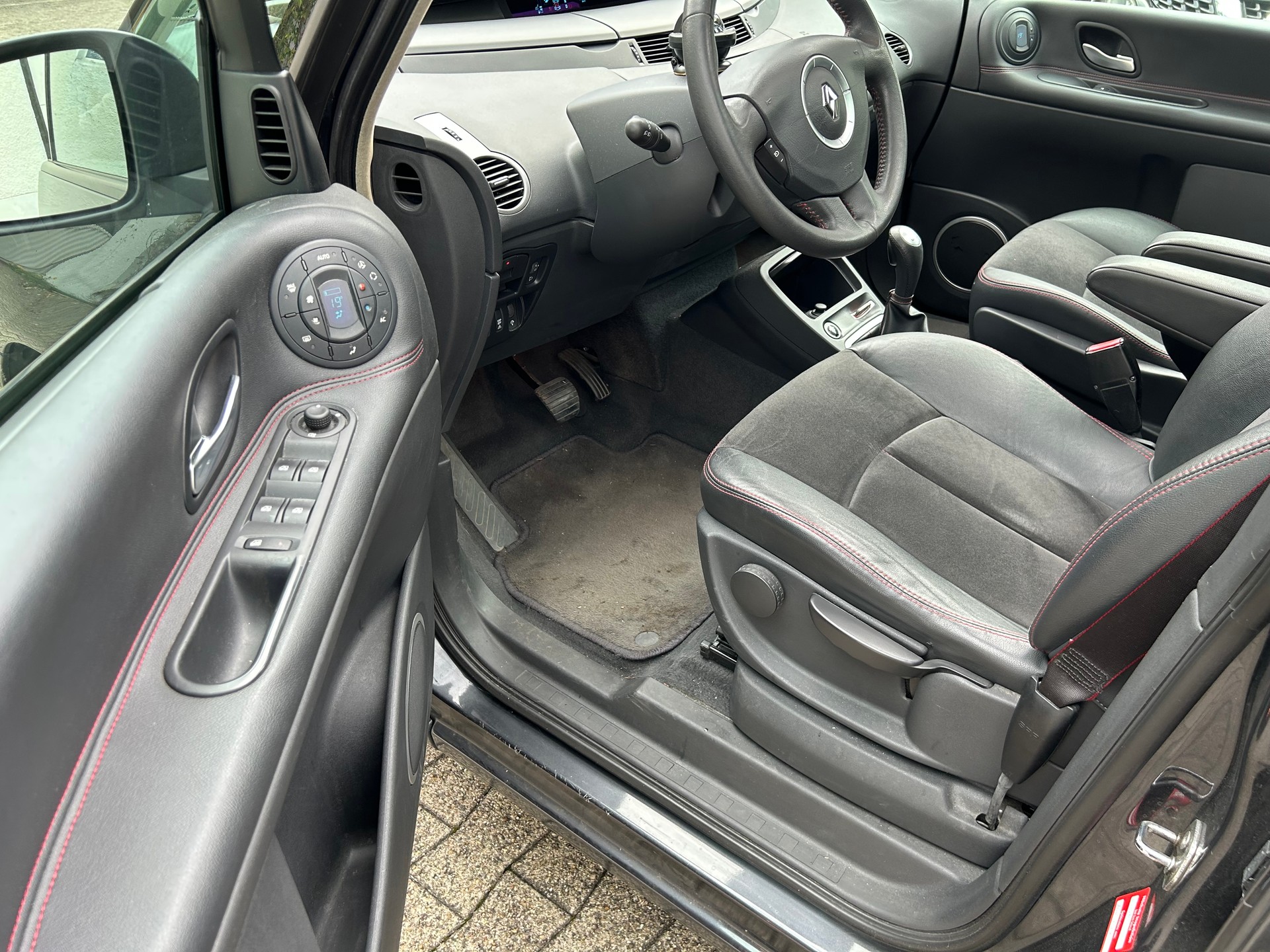 RENAULT Espace 2.0 dCi Swiss Edition Automatic-image-9