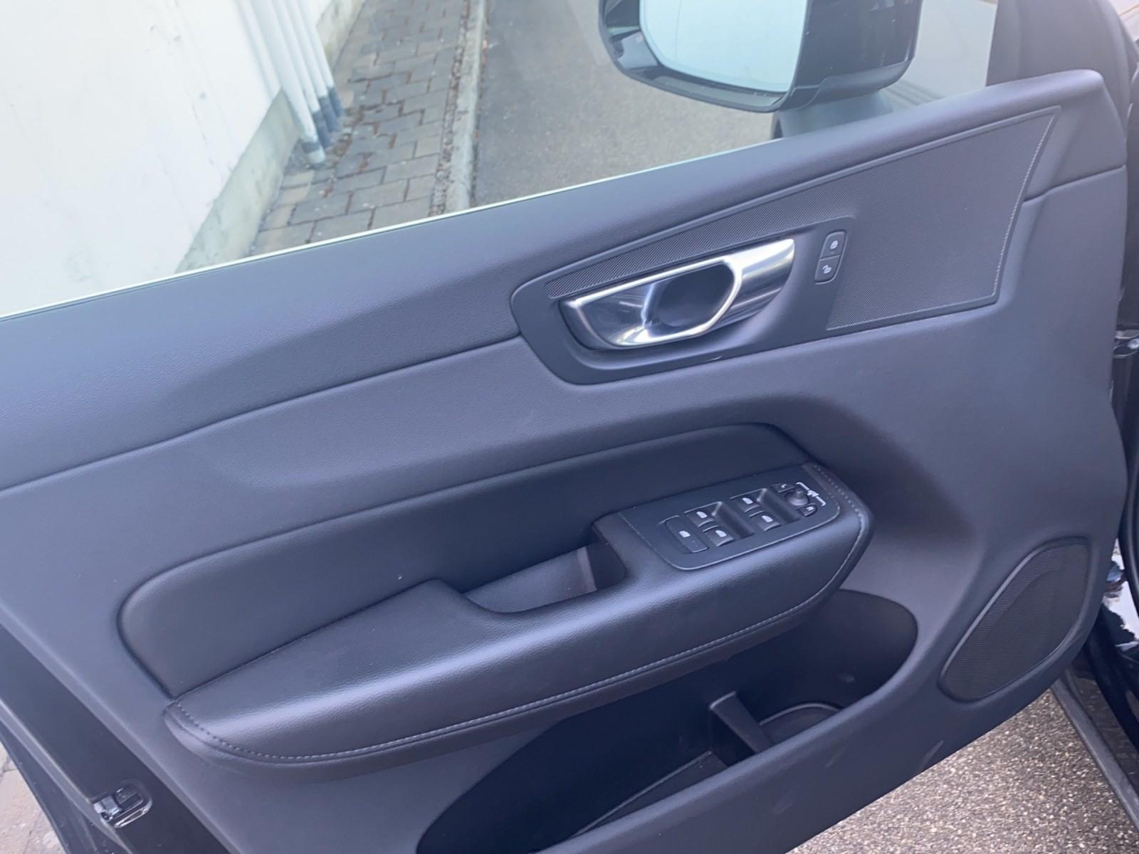 VOLVO XC60 2.0 B5 MH Momentum AWD-image-12