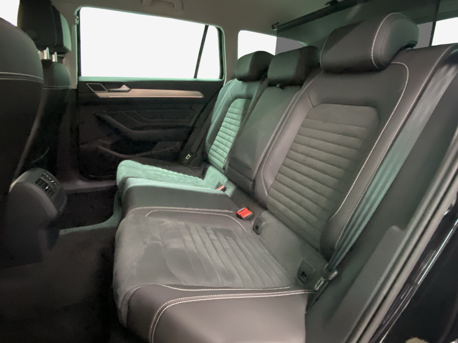 VW Passat 2.0 TDI BMT Elegance 4Motion DSG-image-11