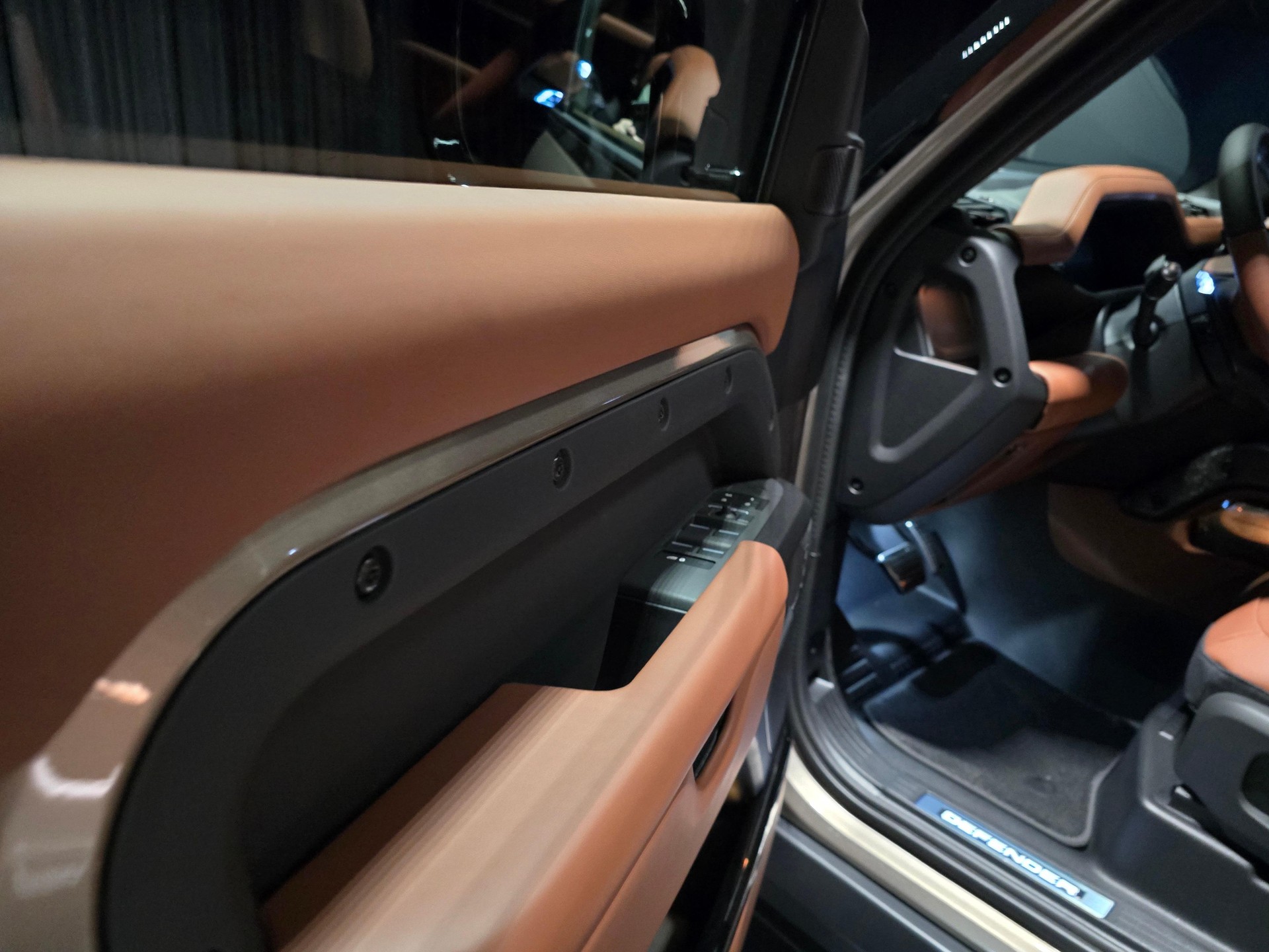 LAND ROVER Defender 110 4.4 V8 Octa-image-9