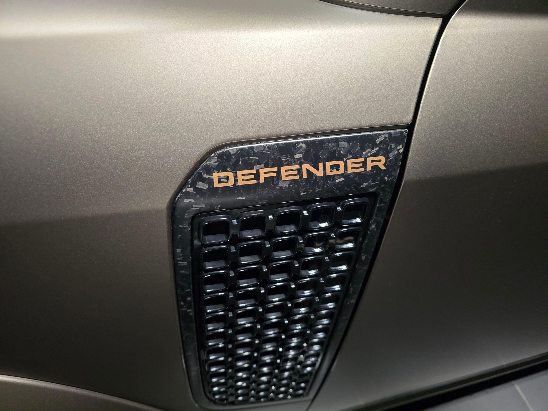 LAND ROVER Defender 110 4.4 V8 Octa-showroom-element-3