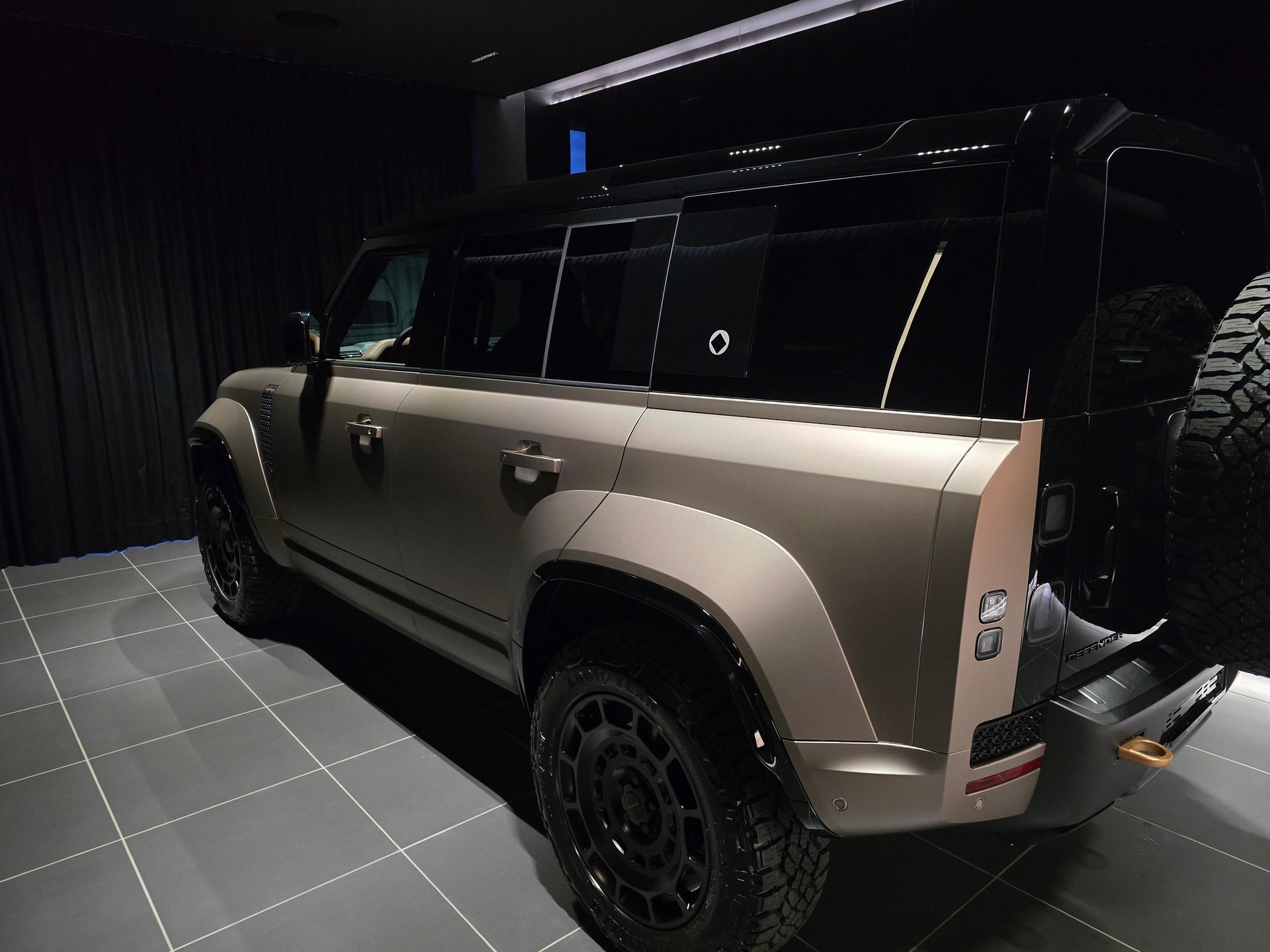 LAND ROVER Defender 110 4.4 V8 Octa-showroom-element-1