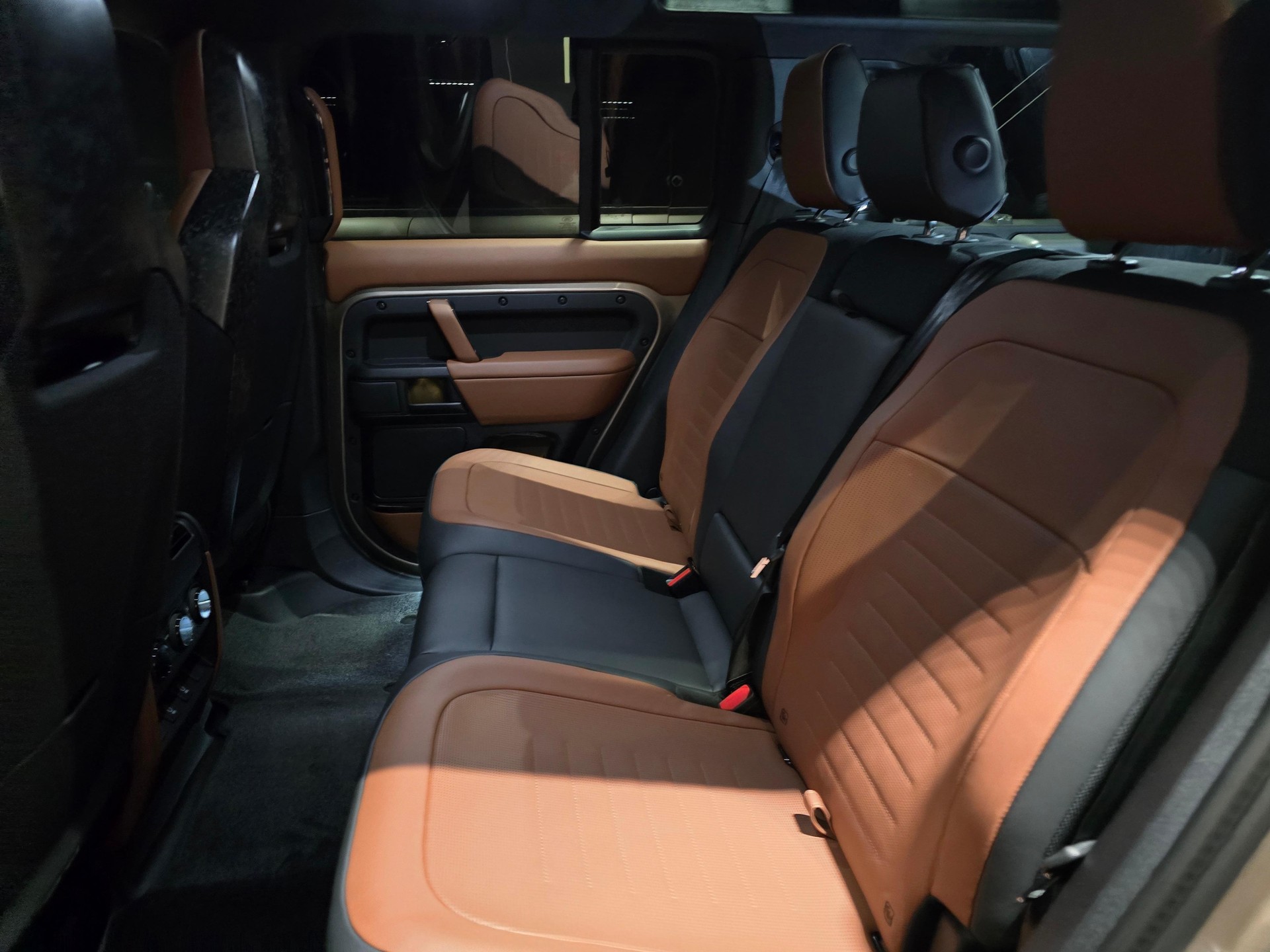 LAND ROVER Defender 110 4.4 V8 Octa-image-7