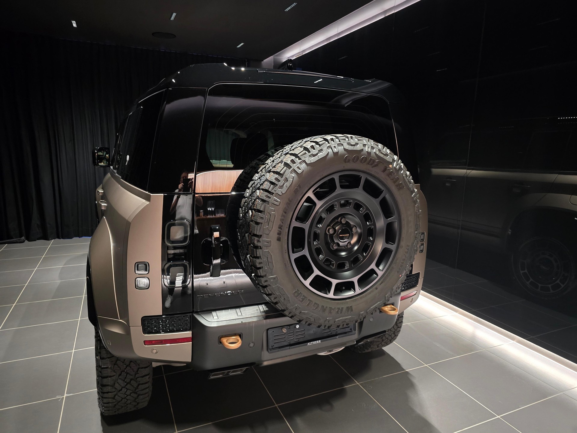 LAND ROVER Defender 110 4.4 V8 Octa-showroom-element-2