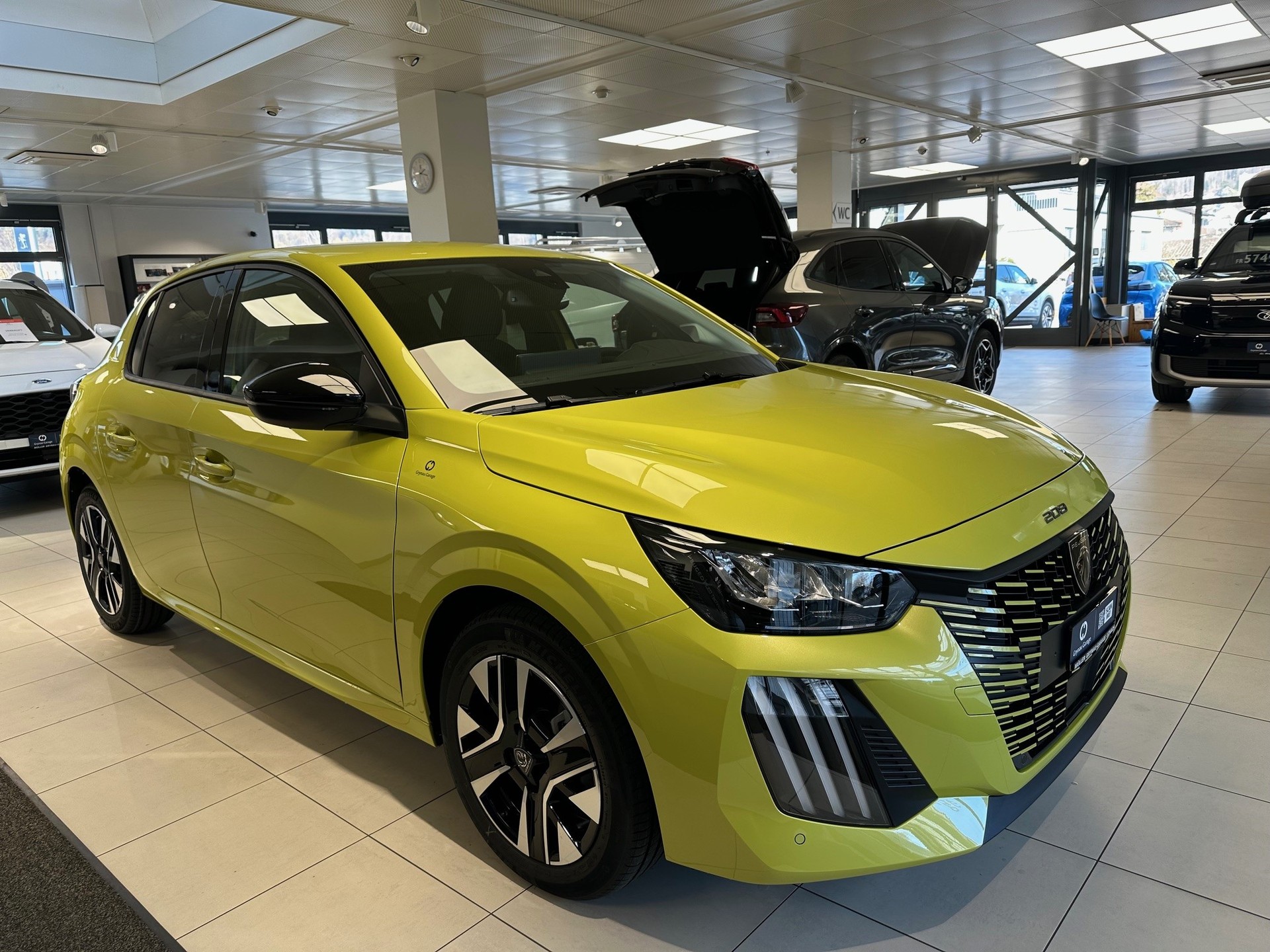 PEUGEOT 208 1.2 Hybrid Allure Premium-image-2