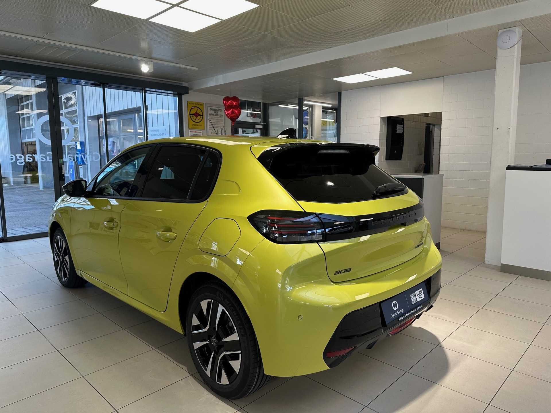 PEUGEOT 208 1.2 Hybrid Allure Premium-image-6