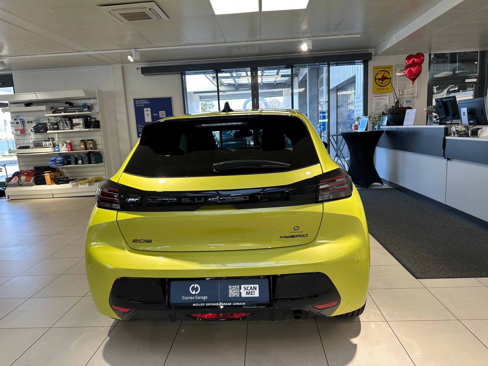 PEUGEOT 208 1.2 Hybrid Allure Premium-image-4