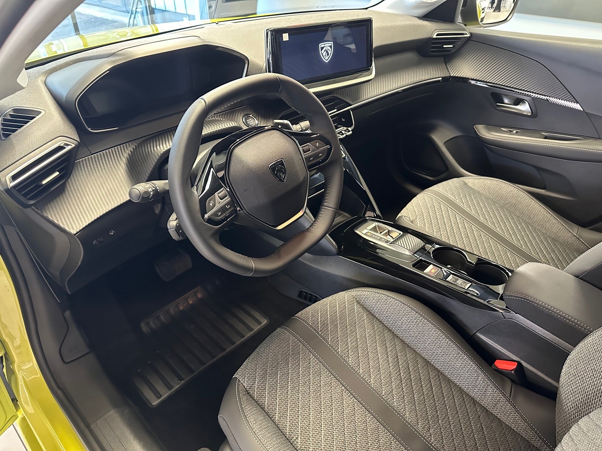 PEUGEOT 208 1.2 Hybrid Allure Premium-image-9
