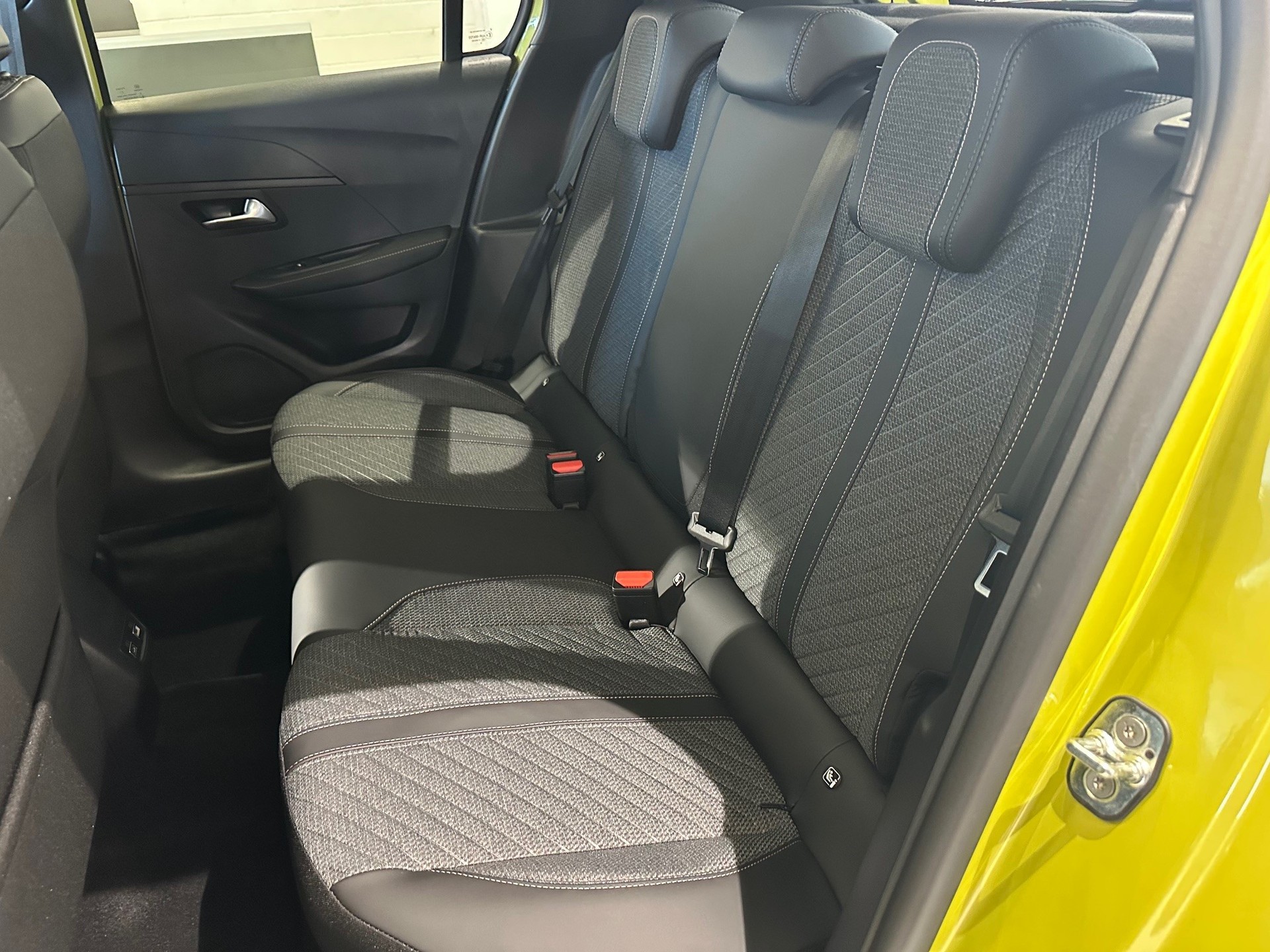 PEUGEOT 208 1.2 Hybrid Allure Premium-image-7