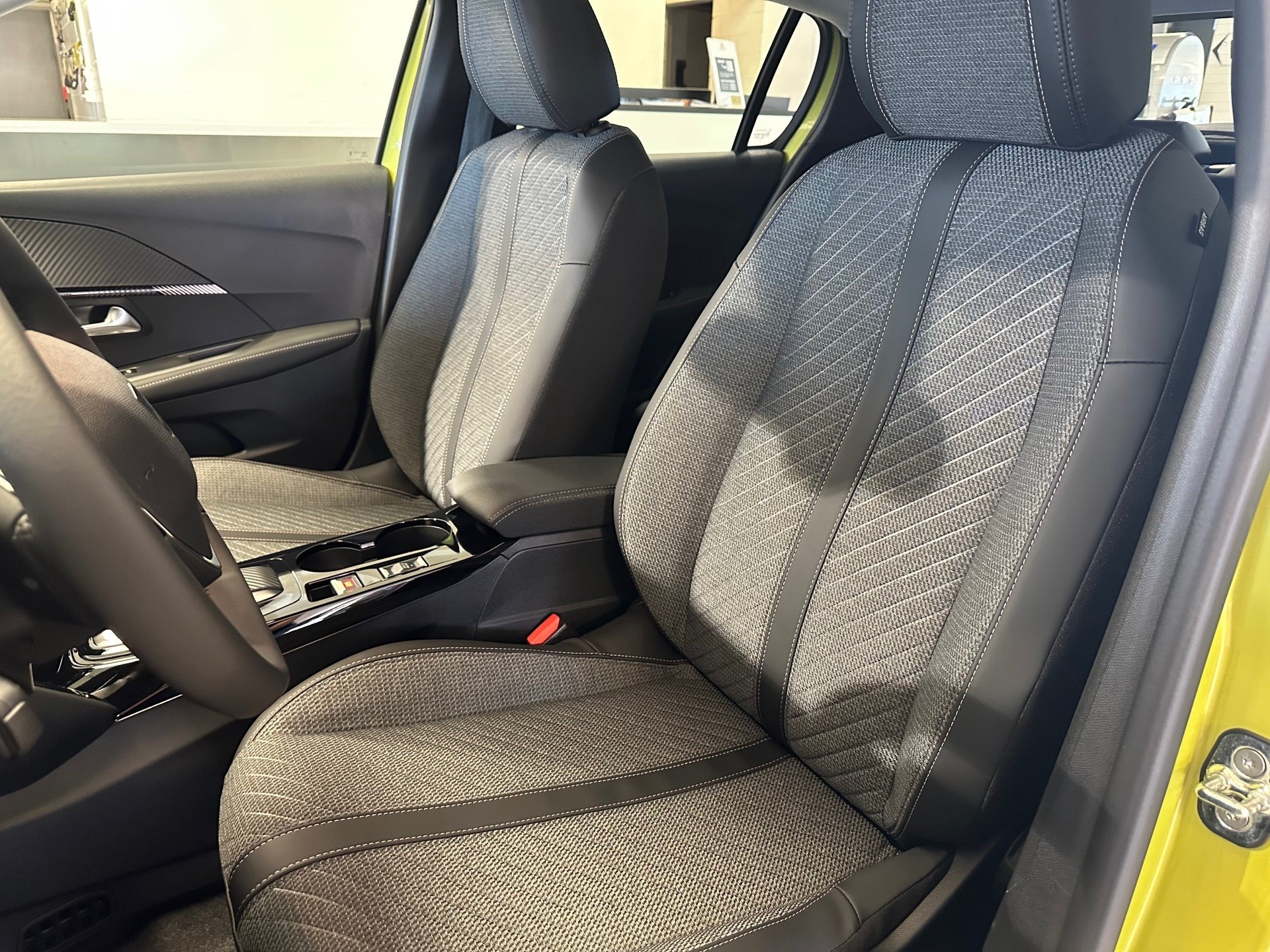 PEUGEOT 208 1.2 Hybrid Allure Premium-image-8