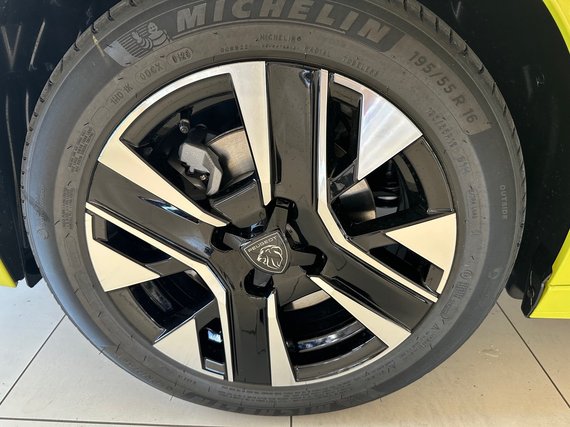 PEUGEOT 208 1.2 Hybrid Allure Premium-image-10