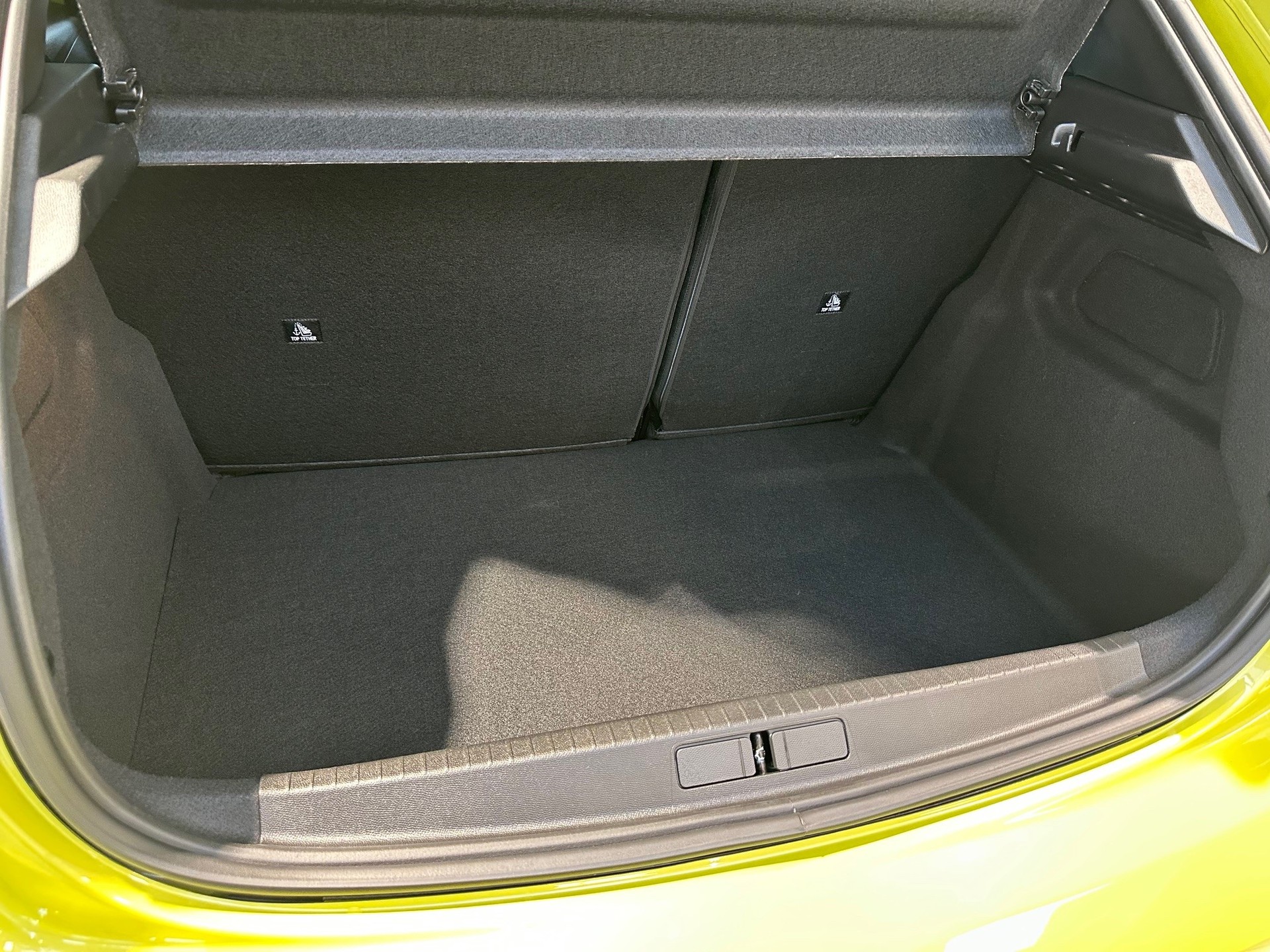 PEUGEOT 208 1.2 Hybrid Allure Premium-image-5