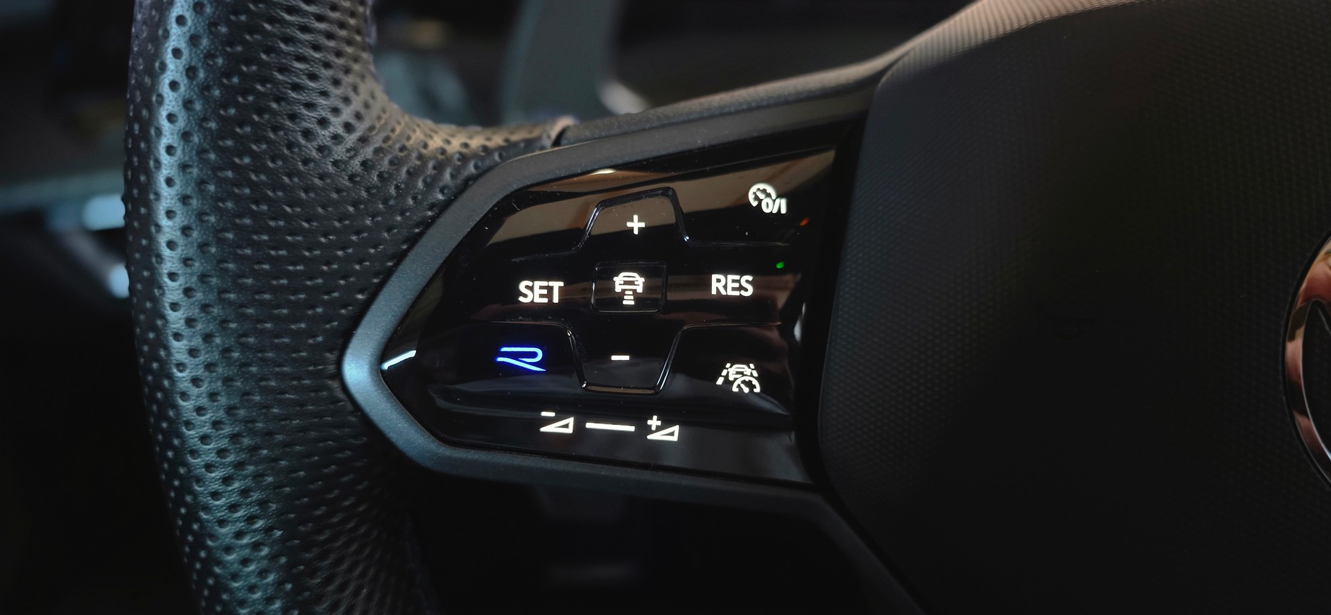 VW Golf 2.0 TSI R DSG 4Motion *ACC&LaneAssist*Schiebedach*Sitz-&Lenkradheizung*Carplay&AndroidAuto*Ambientebeleuchtung*-image-16