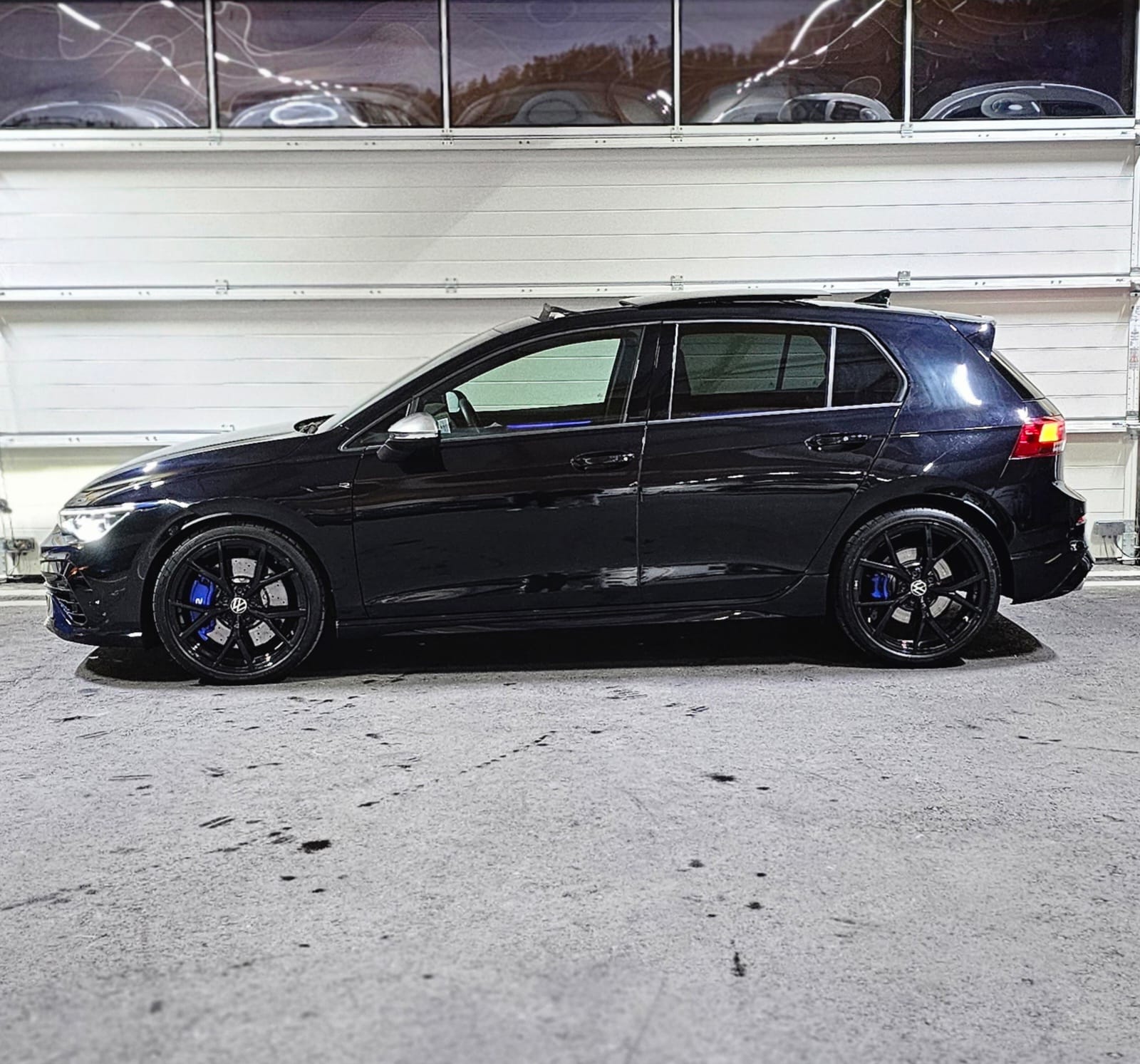VW Golf 2.0 TSI R DSG 4Motion-image-1