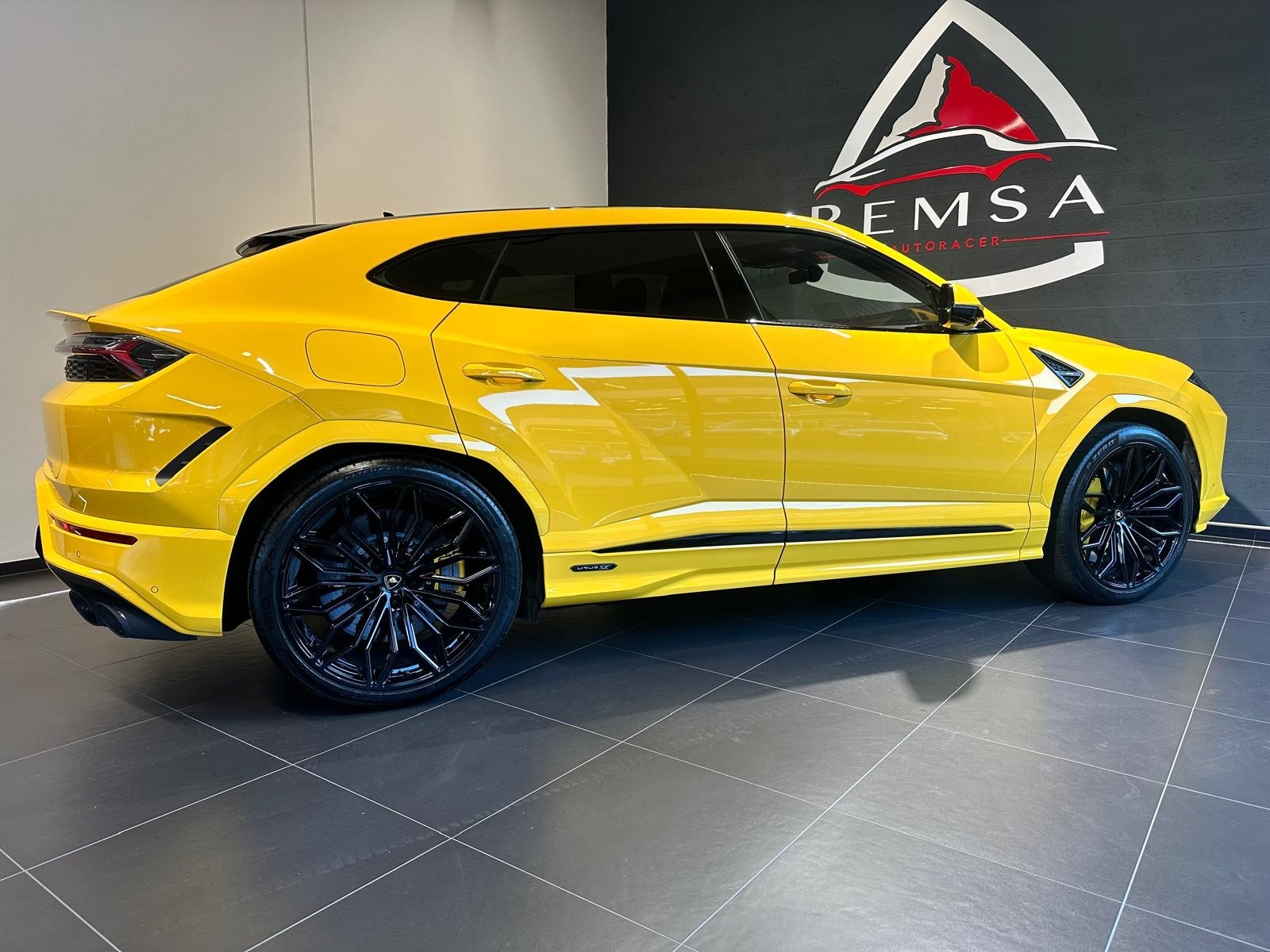 LAMBORGHINI Urus SE-image-5