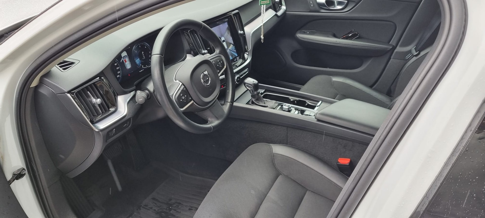 VOLVO V60 D3 Momentum Geartronic-image-4