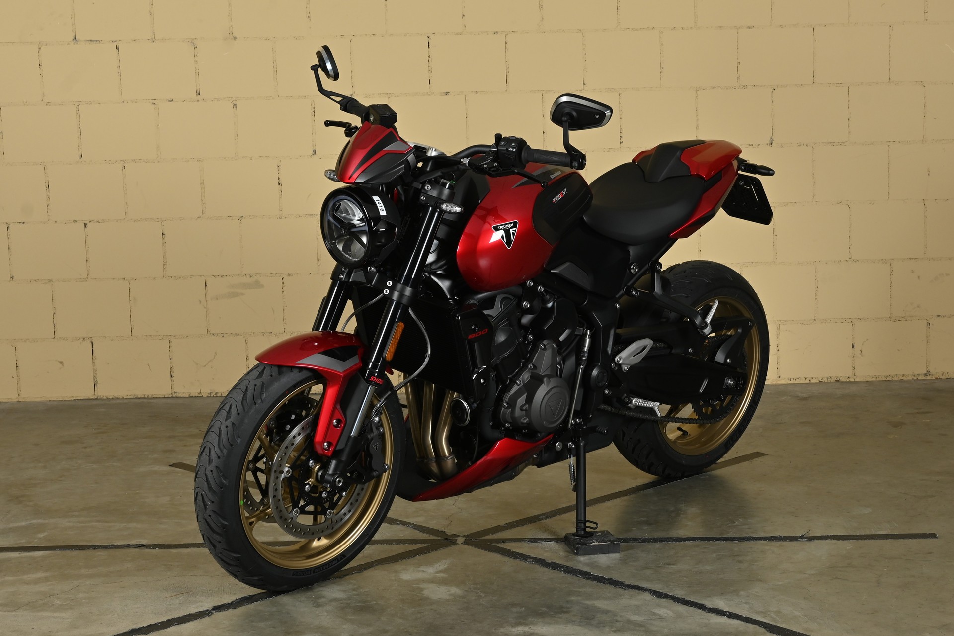 TRIUMPH Trident 800-showroom-element-2