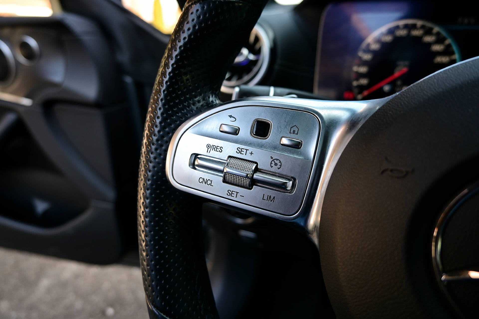 MERCEDES-BENZ E 300 AMG Line Coupé-image-12