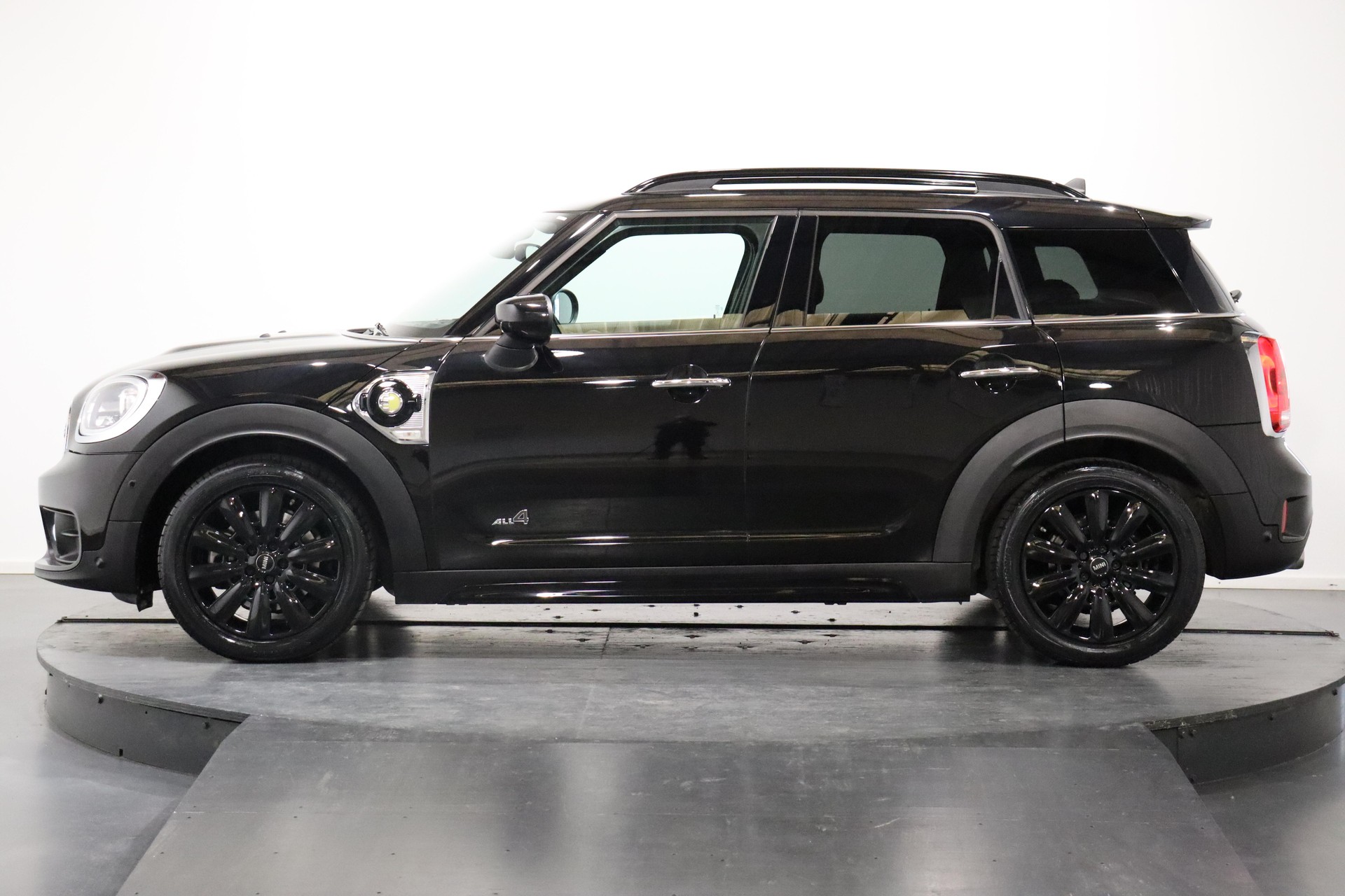 MINI Countryman F60 1.5i Cooper S E ALL4-image-2