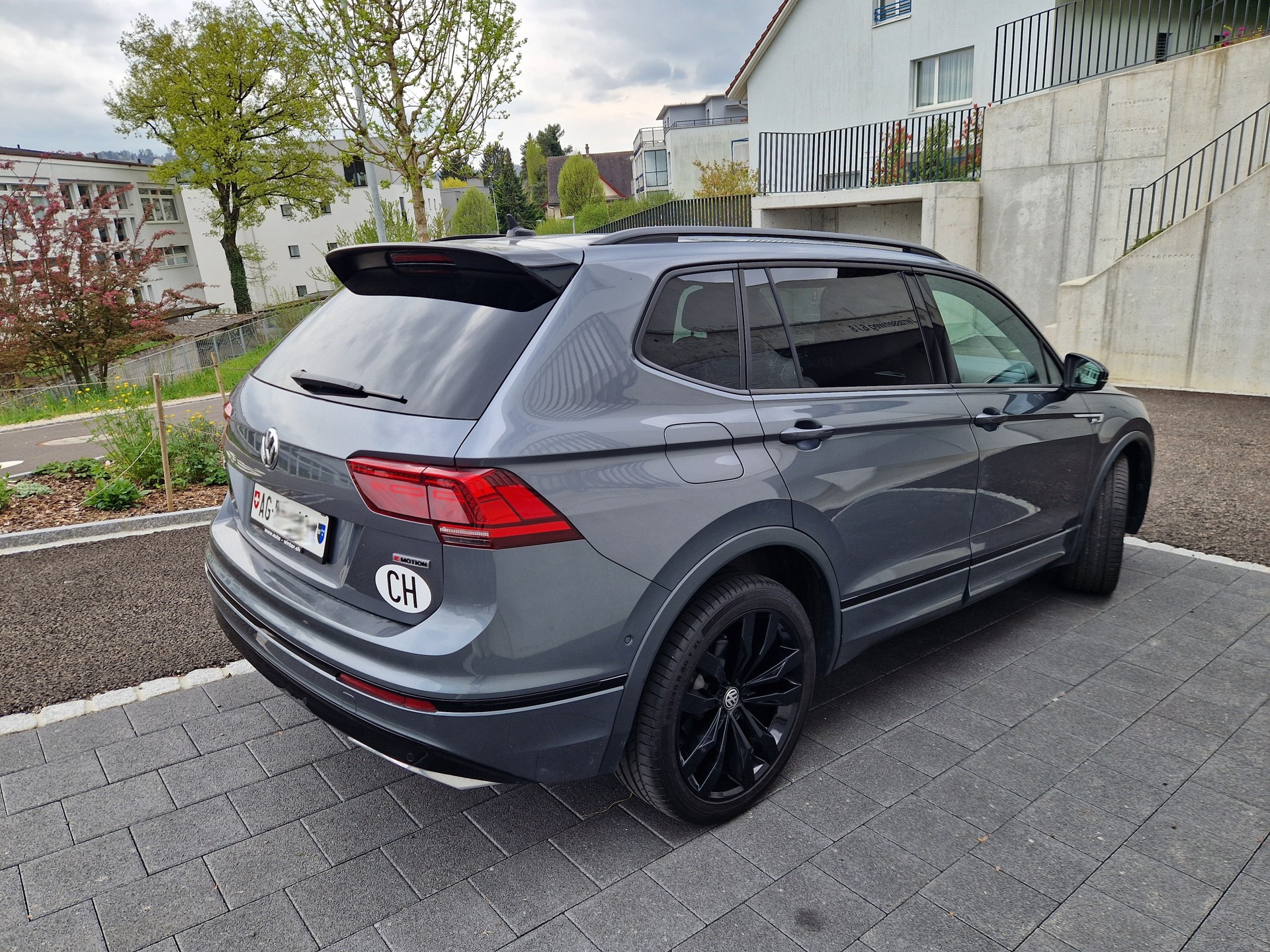 VW Tiguan Allspace 2.0 TDI SCR R-Line 4Motion DSG-image-2