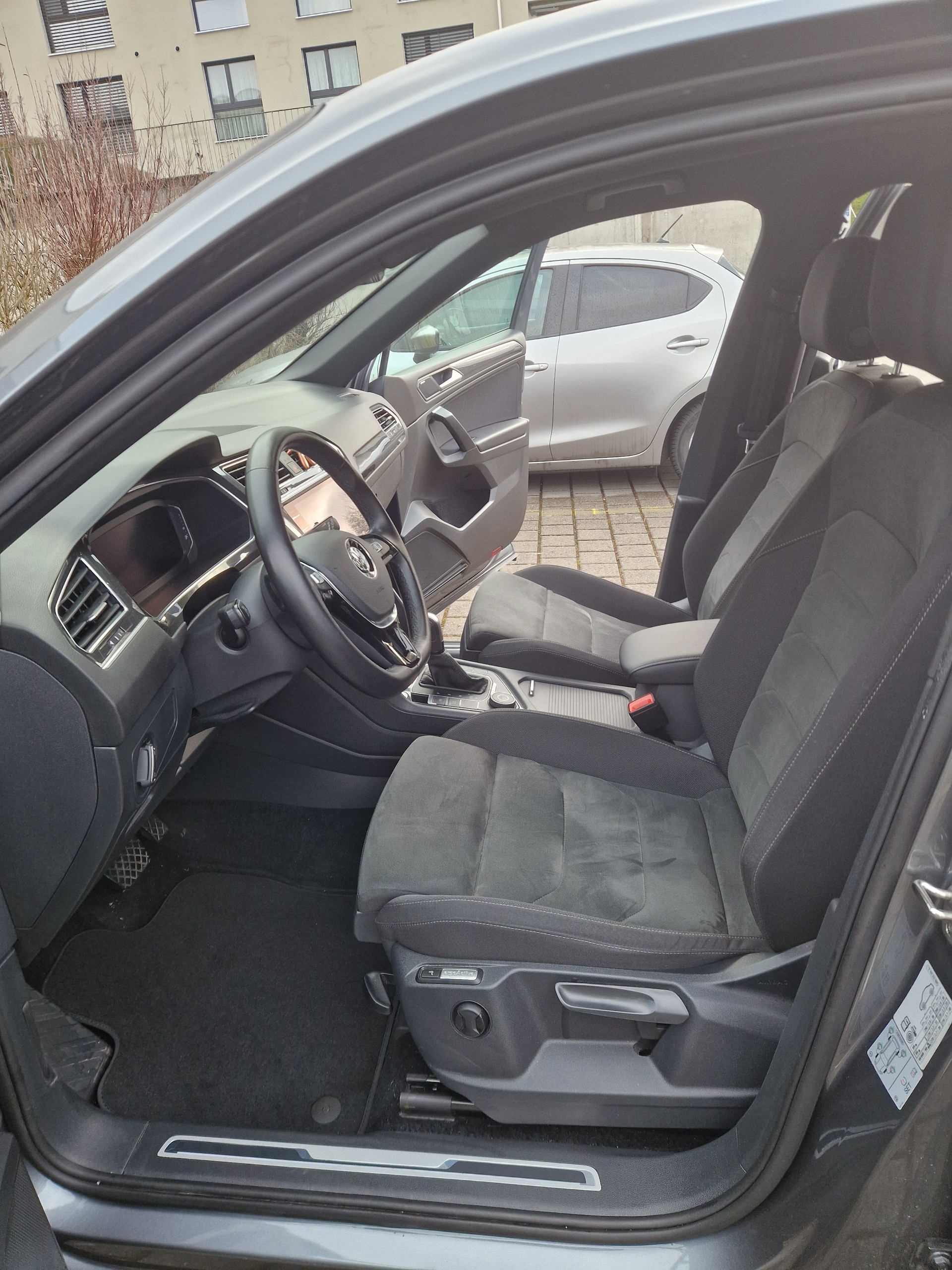 VW Tiguan Allspace 2.0 TDI SCR R-Line 4Motion DSG-image-7