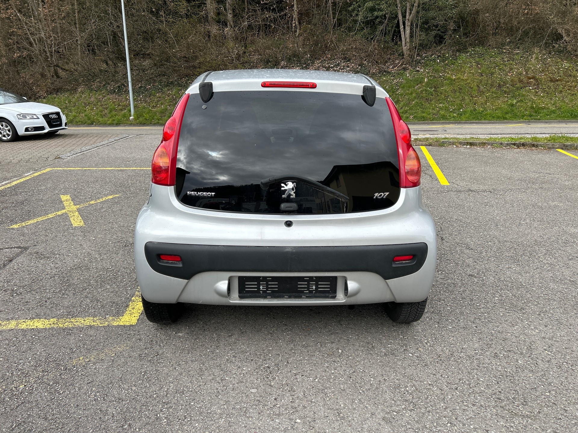 PEUGEOT 107 1.0 Swiss Edition-image-3