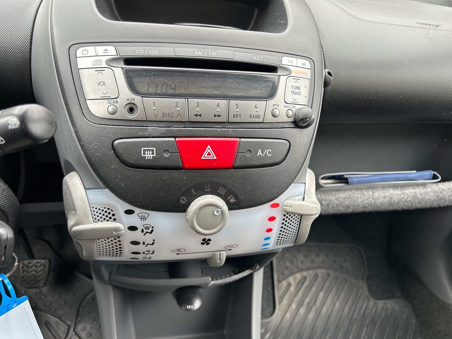PEUGEOT 107 1.0 Swiss Edition-image-12