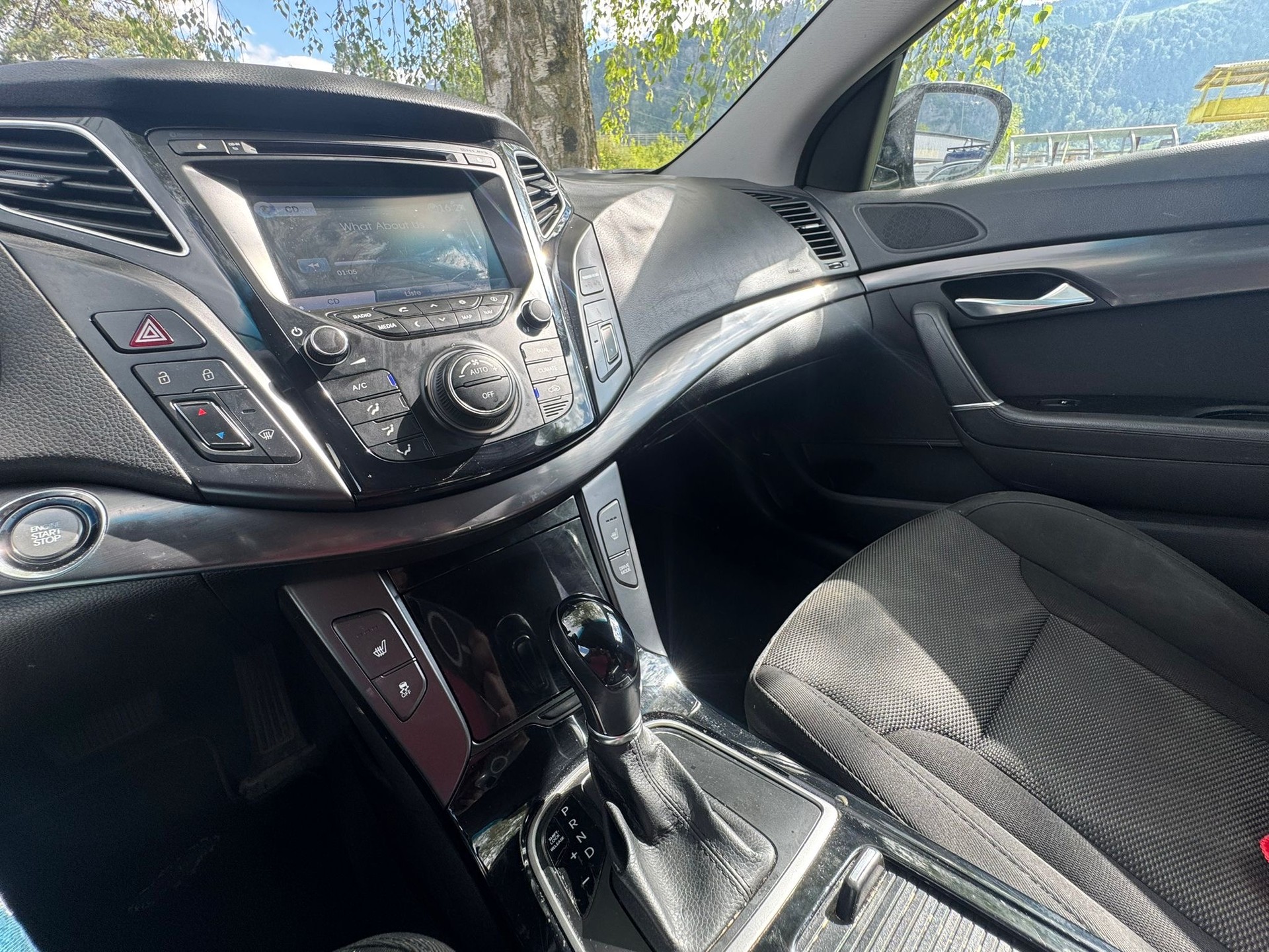 HYUNDAI i40 Wagon 1.7 CRDI Amplia Automatic-image-2