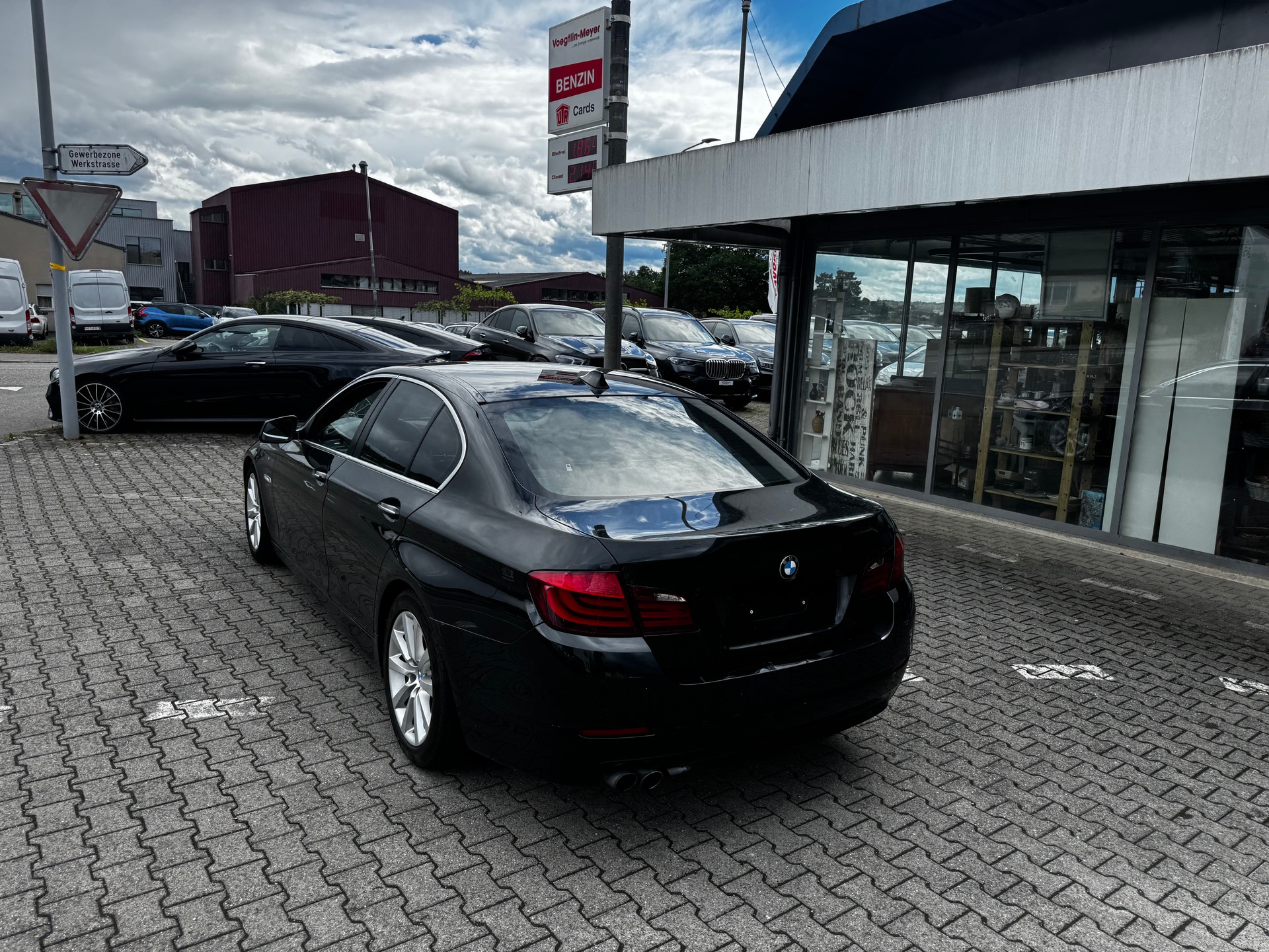 BMW 523i-image-1