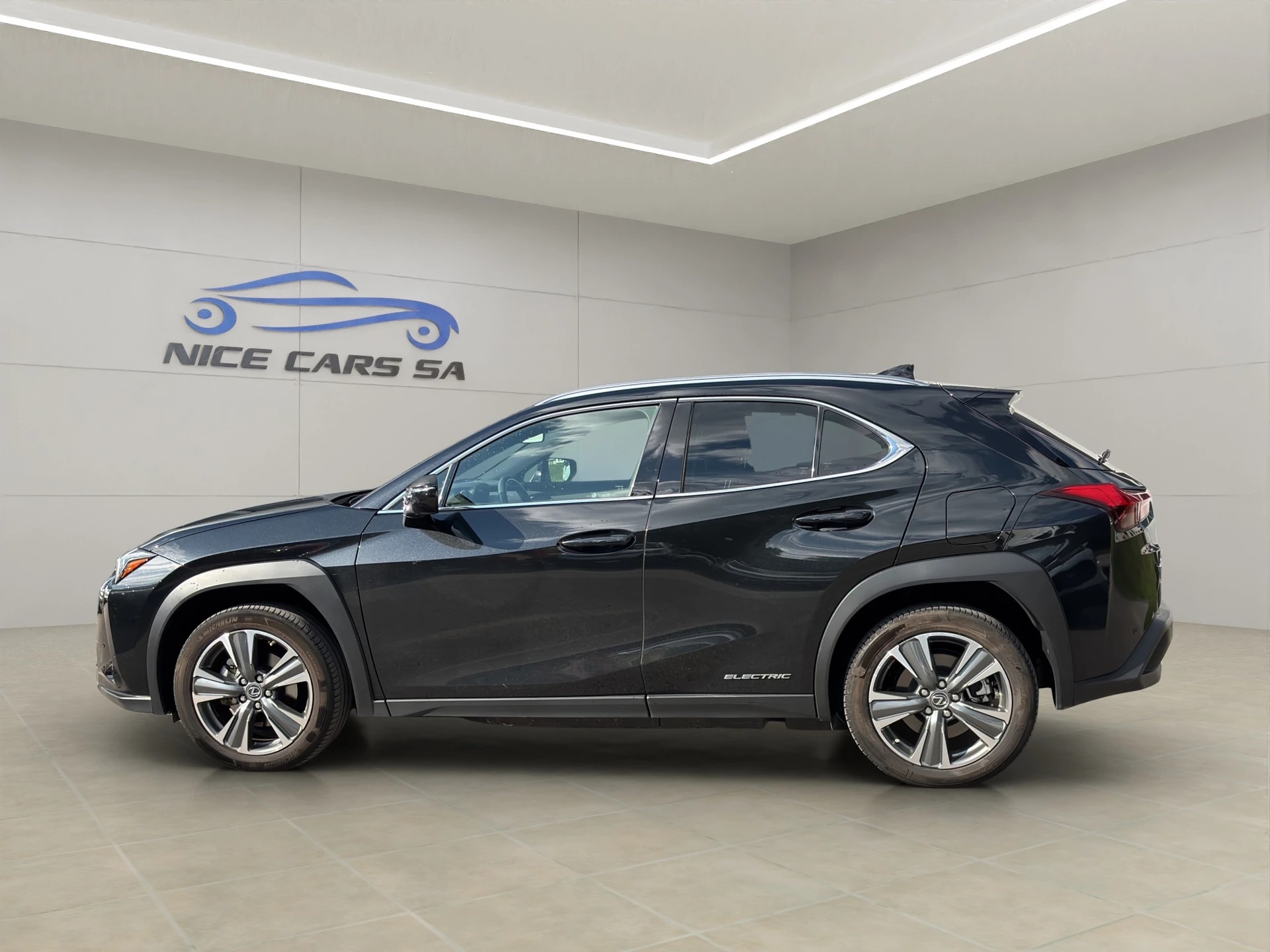 LEXUS UX 300e Excellence Automatic-showroom-element-3