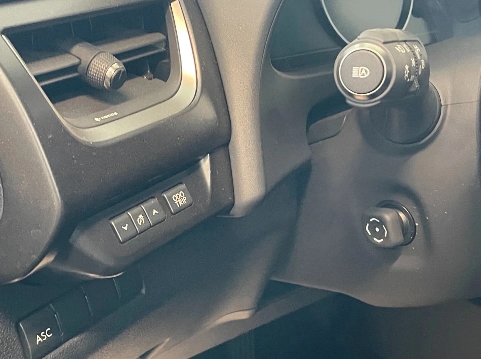 LEXUS UX 300e Excellence Automatic-image-18